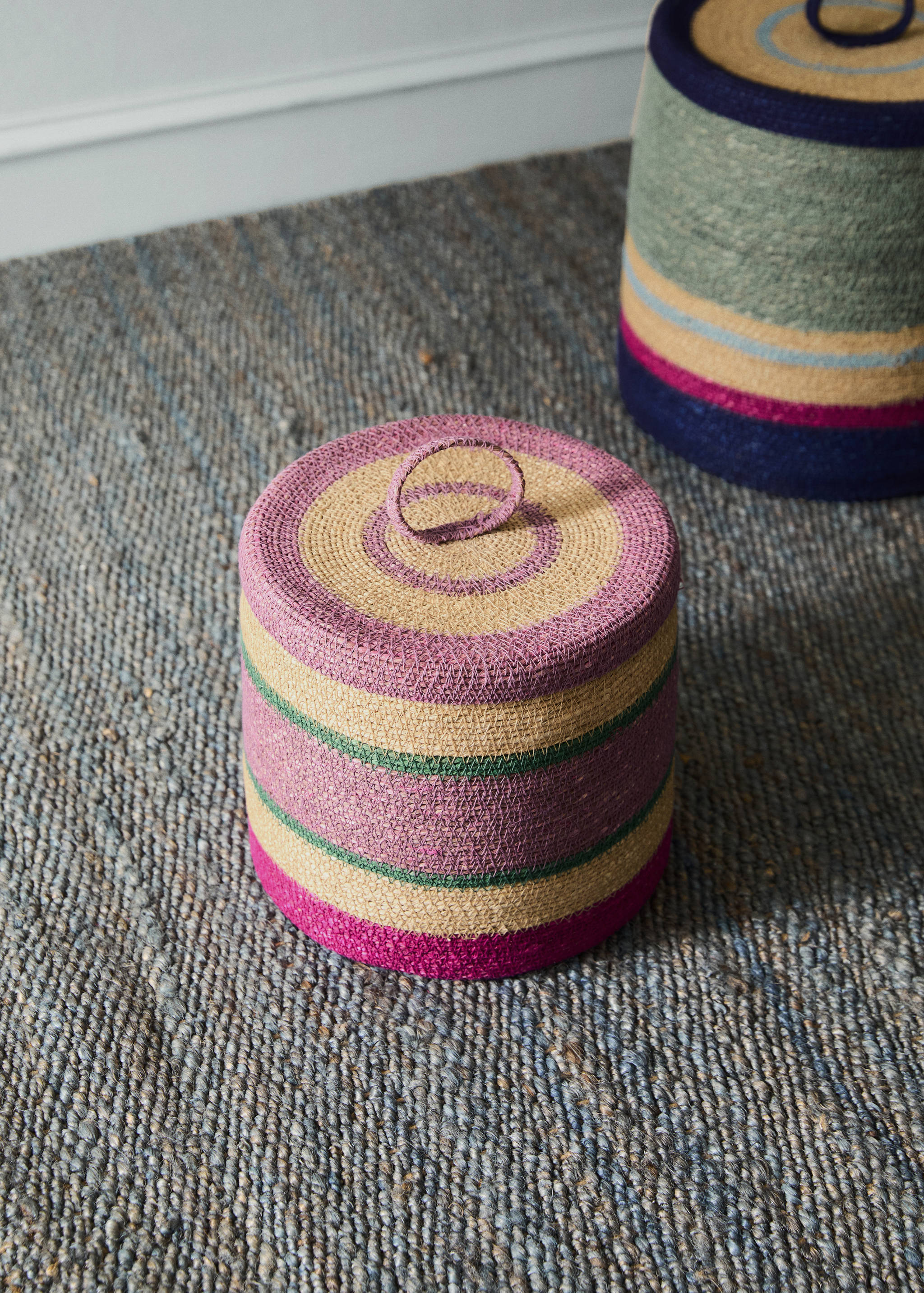 Medium coloured 100% seaweed basket with lid - General plane