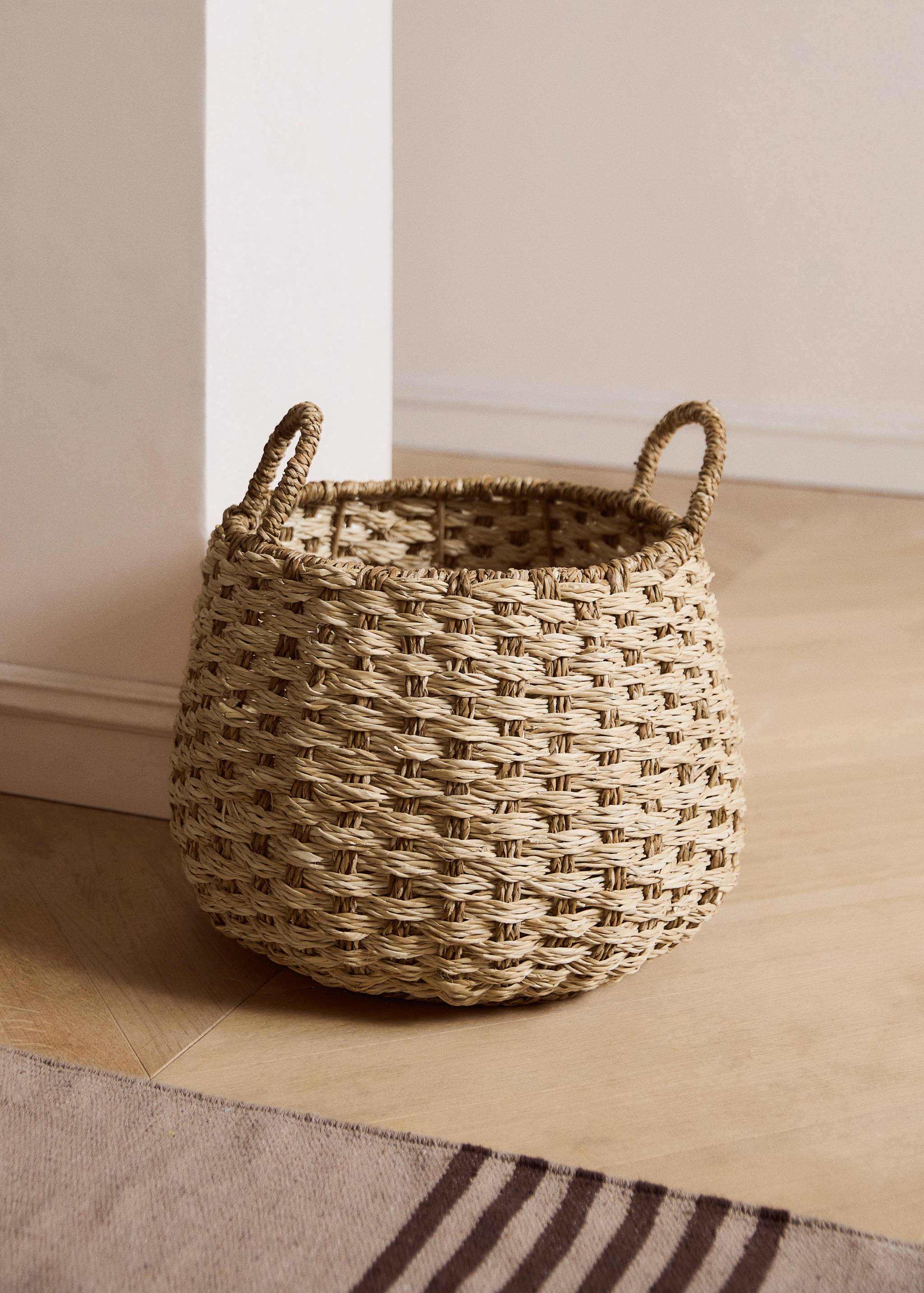 Large round seagrass basket with handles - General plane