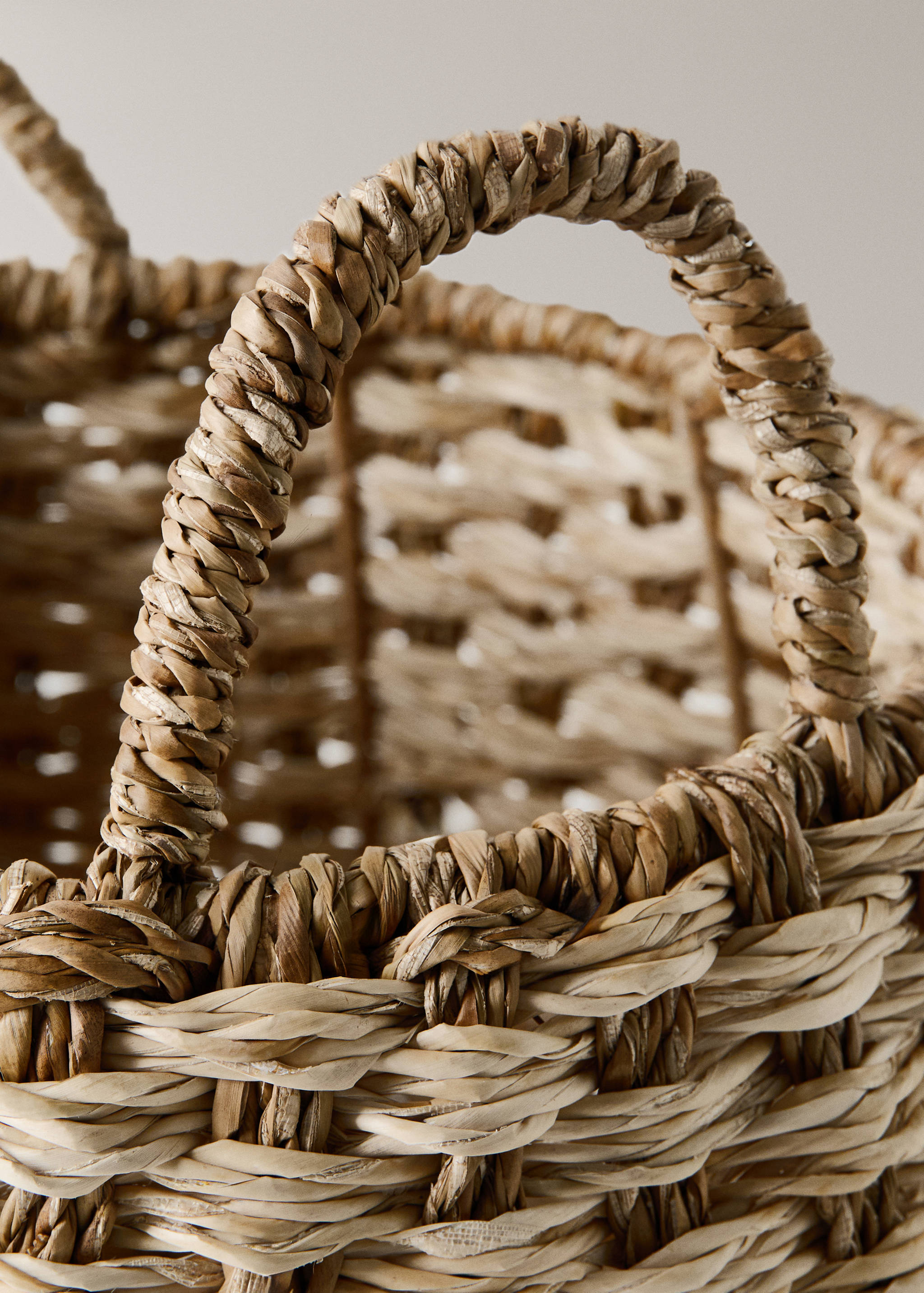 Large round seagrass basket with handles - Details of the article 1
