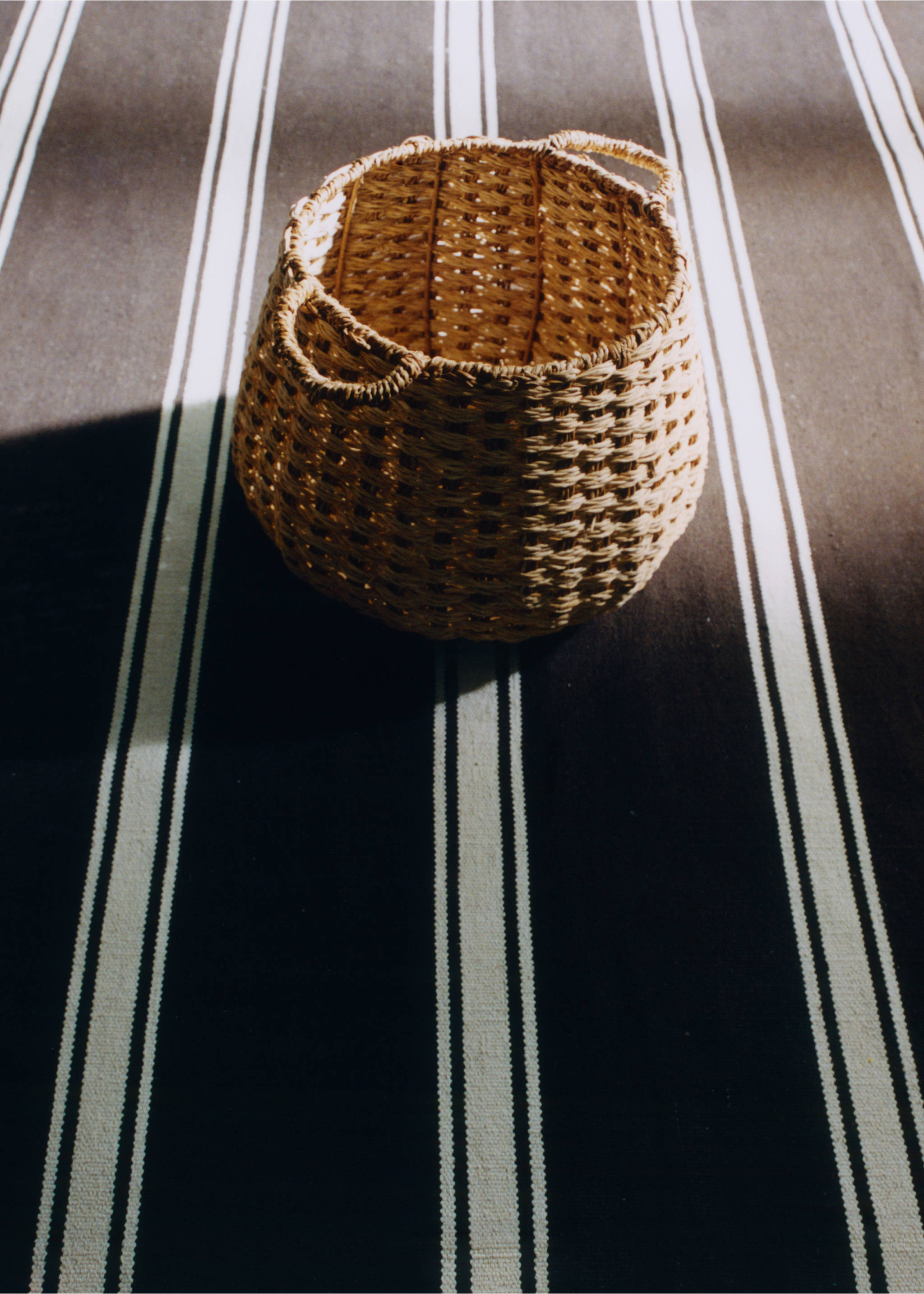Large round seagrass basket with handles - Details of the article 5, Brown. Ref: 27003288-00.