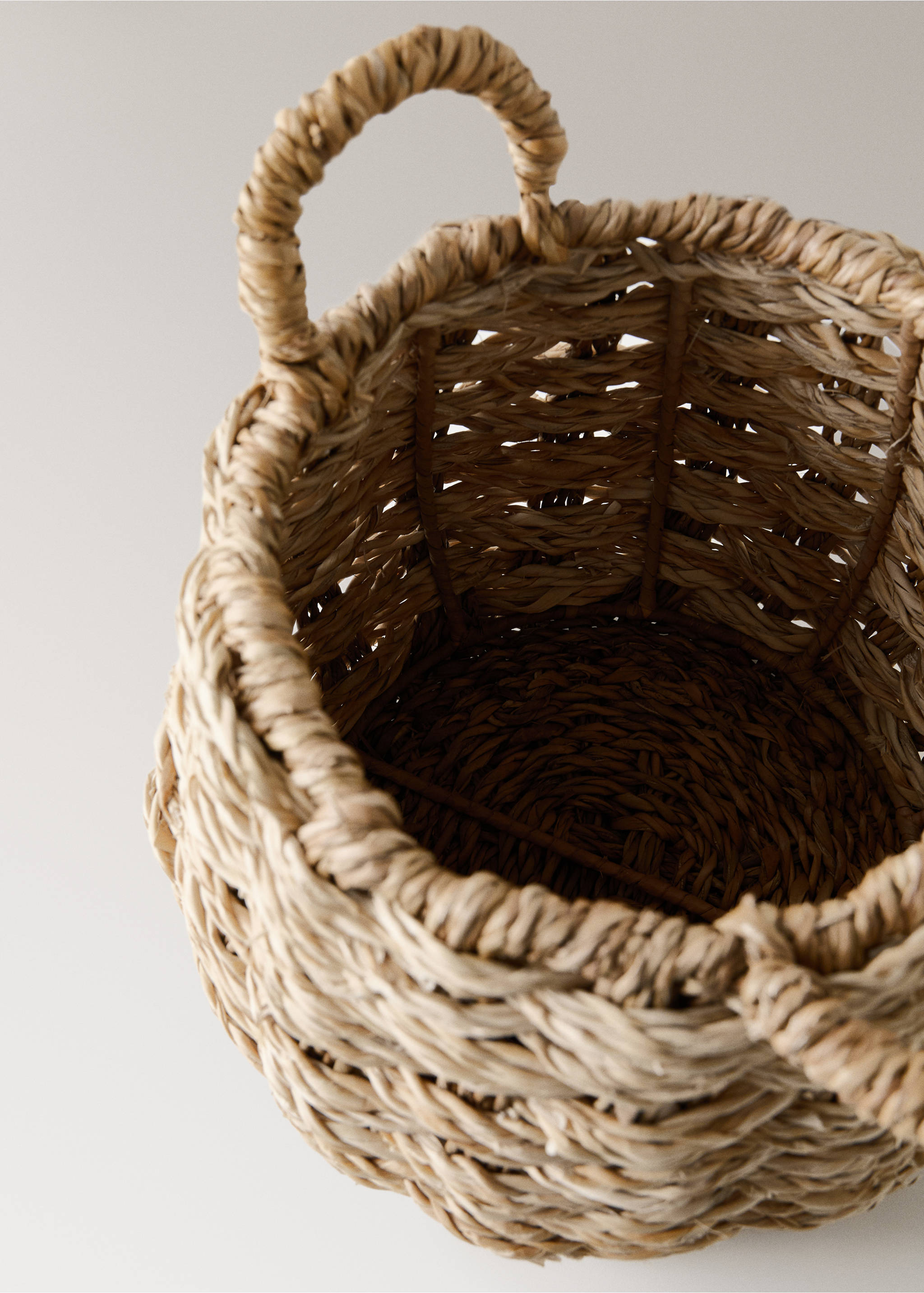 Medium round seagrass basket with handles - Details of the article 3, Brown. Ref: 27003289-00.
