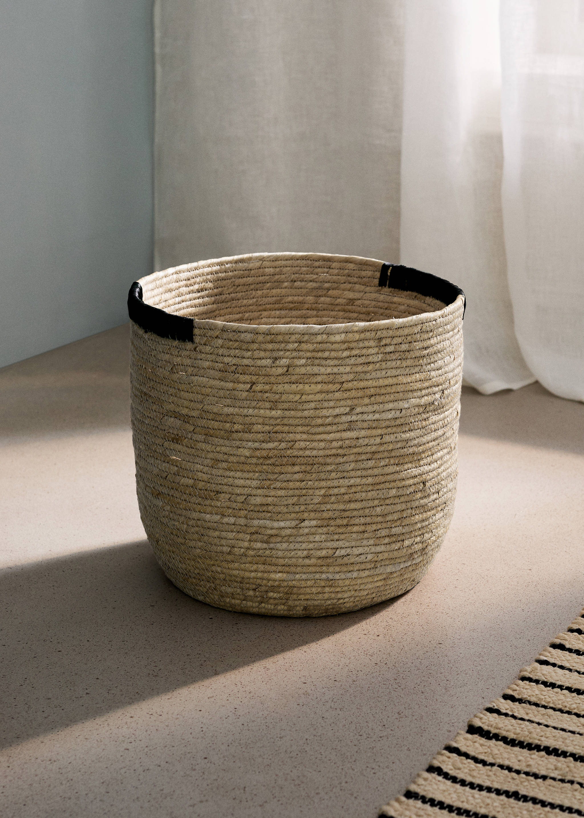 Large basket with embroidered detail - General plane