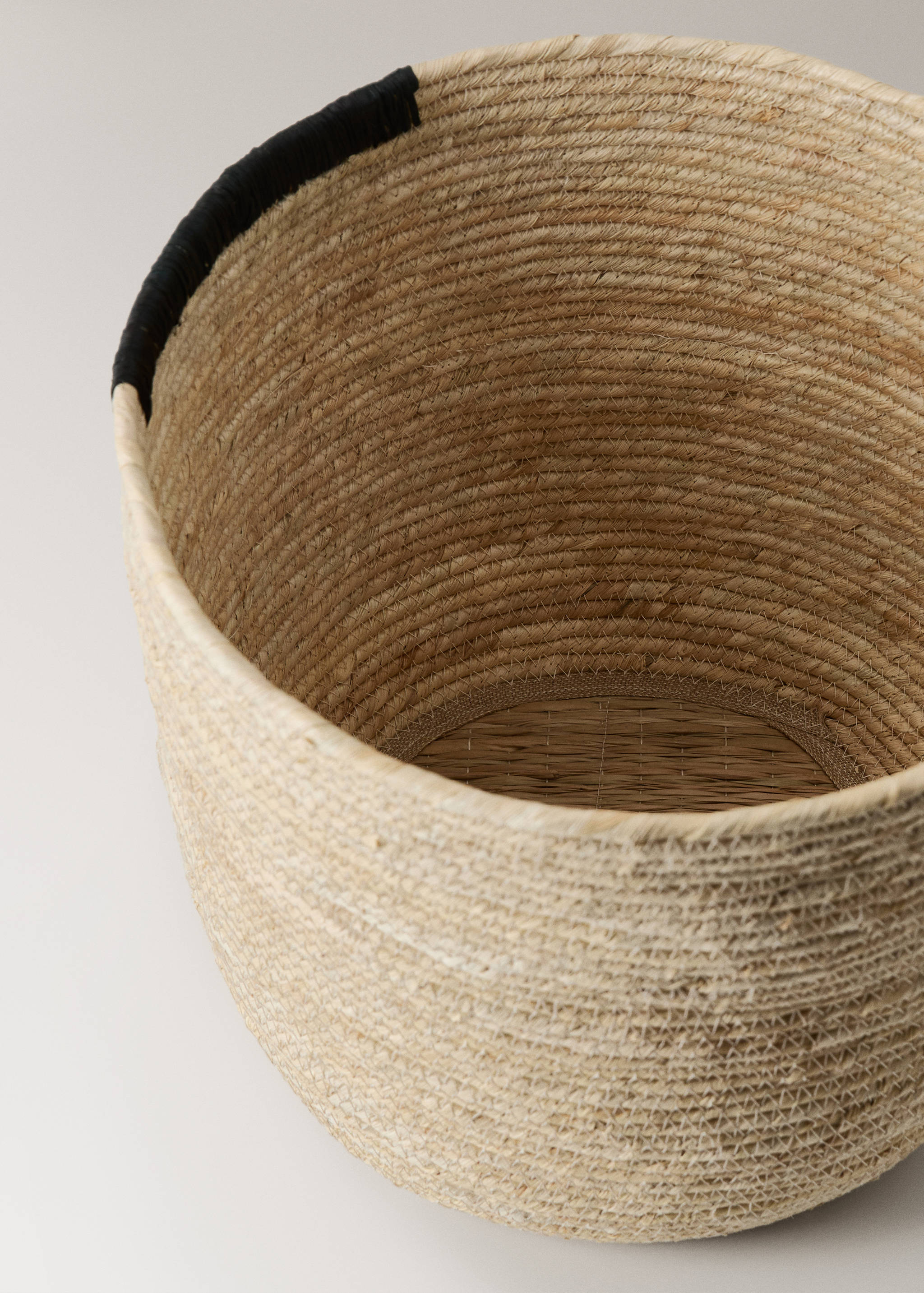 Large basket with embroidered detail - Details of the article 1