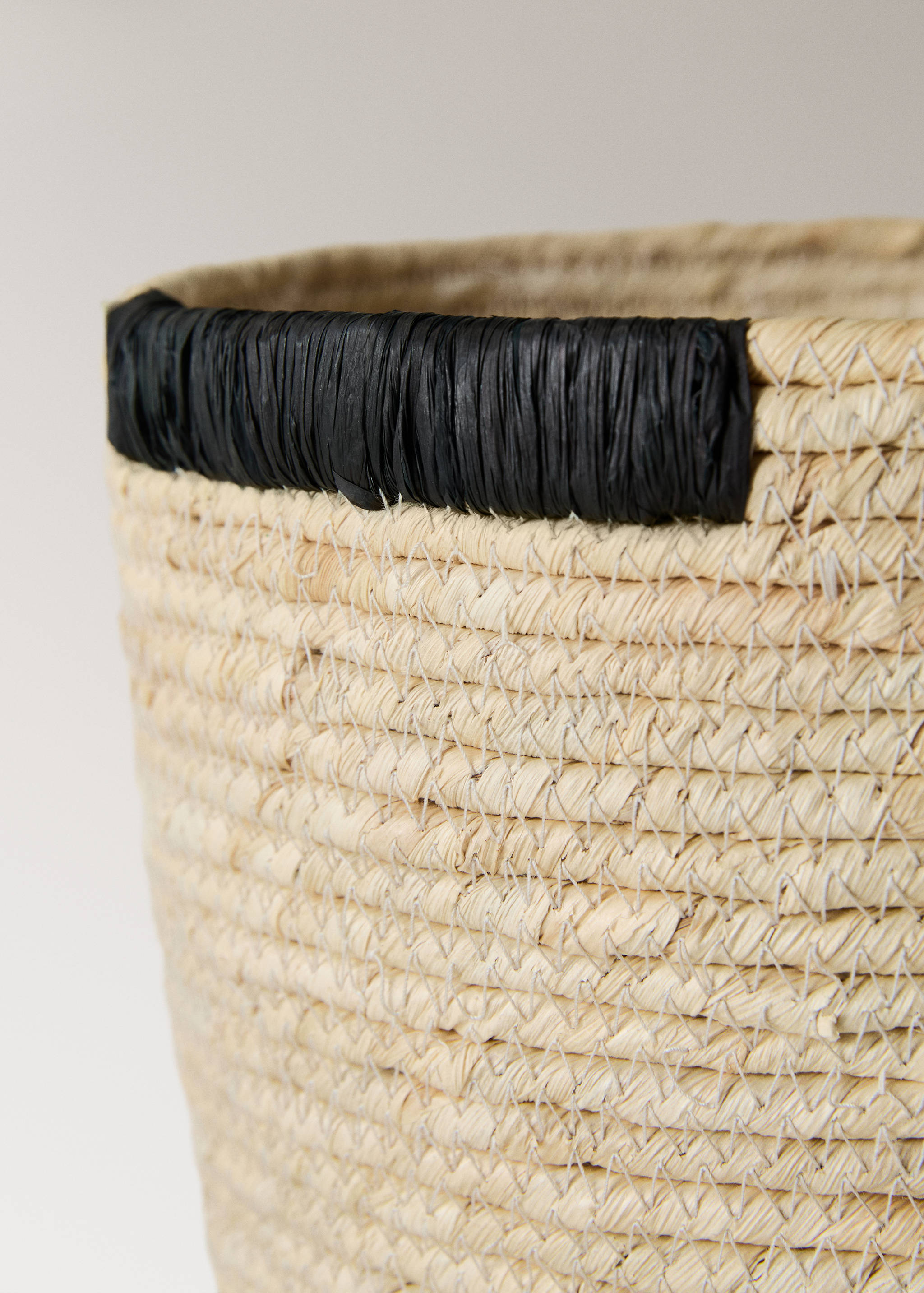 Medium basket with embroidered detail - Details of the article 2