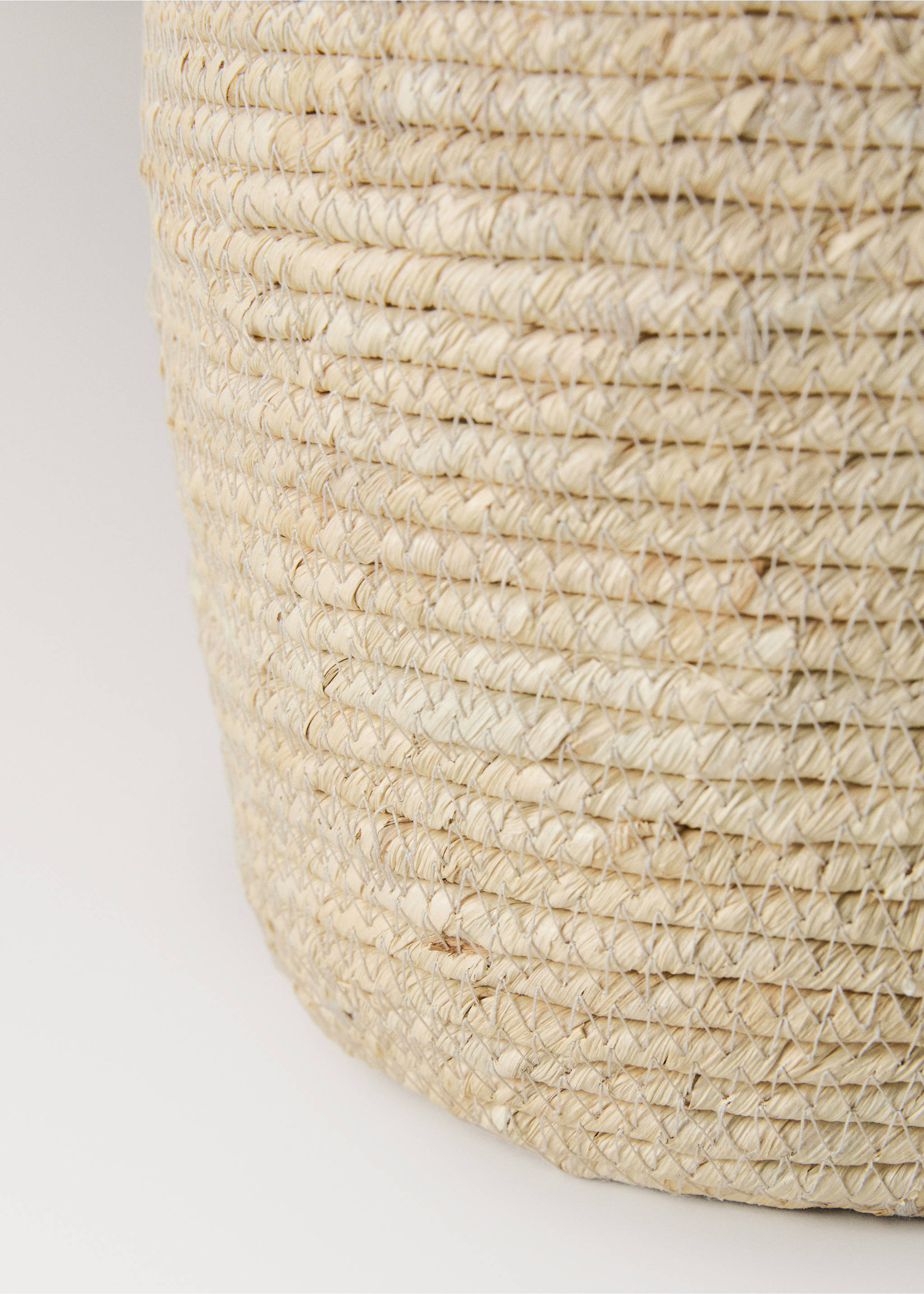 Medium basket with embroidered detail - Details of the article 3, Brown. Ref: 27003294-00.