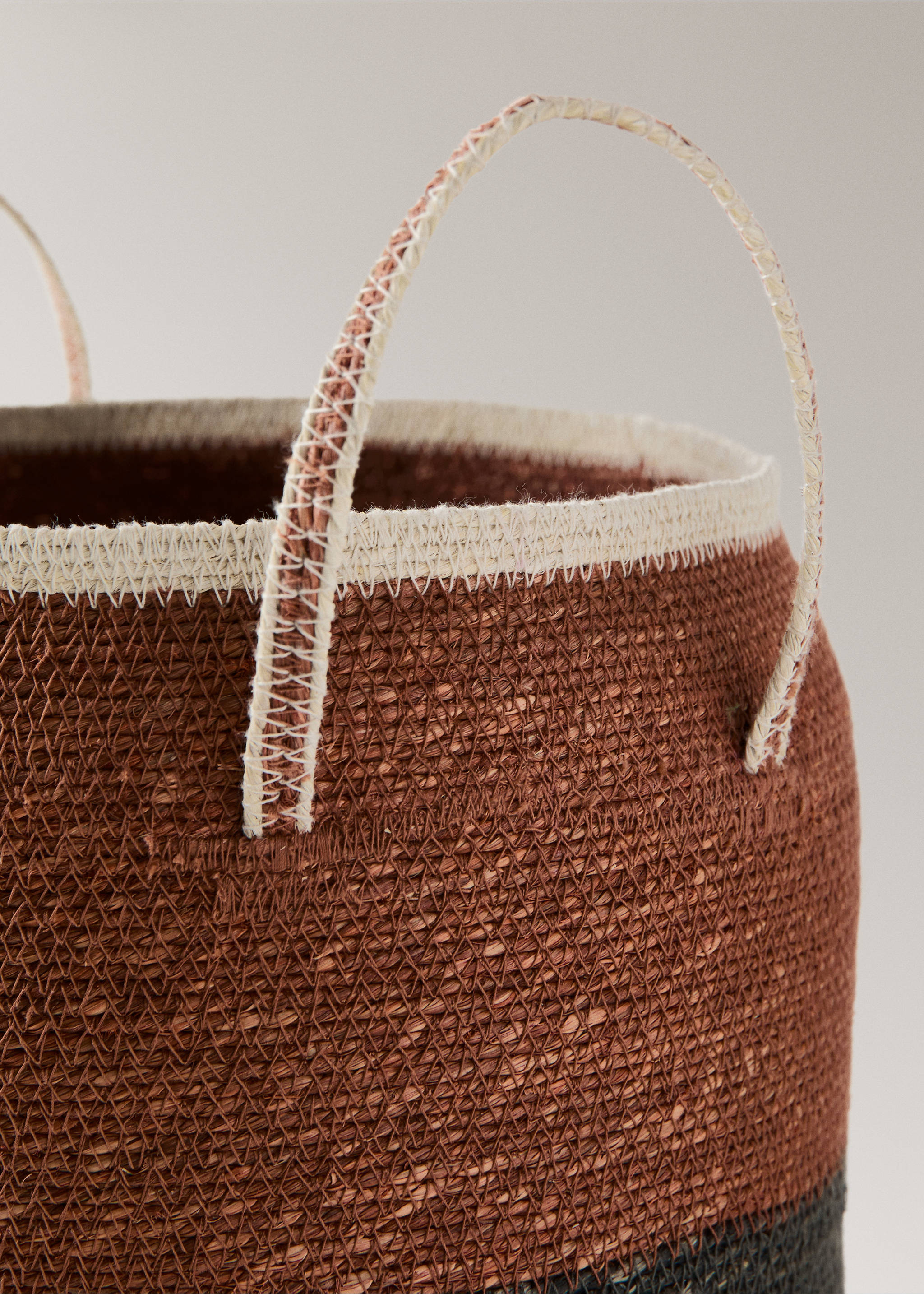 Large oval basket with striped handles - Details of the article 1, Burnt Orange. Ref: 27003299-00.