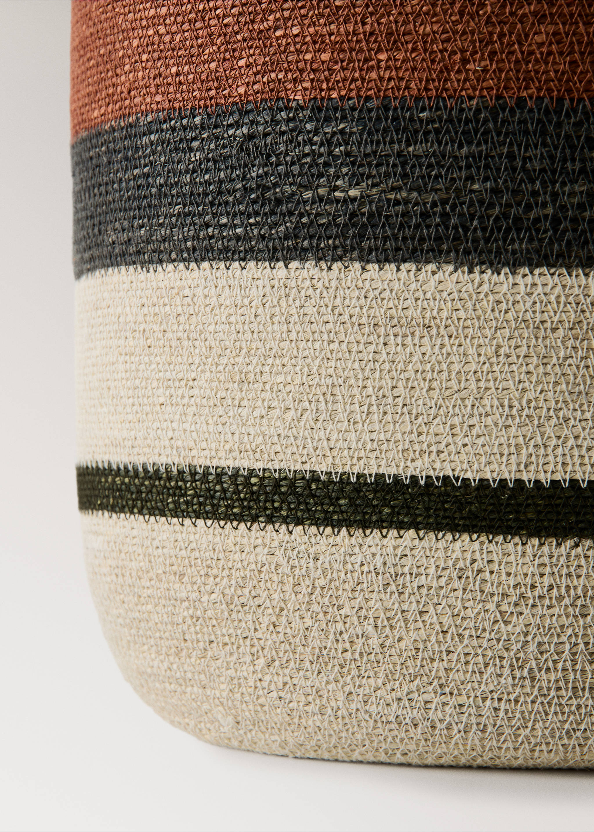 Large oval basket with striped handles - Details of the article 2, Burnt Orange. Ref: 27003299-00.