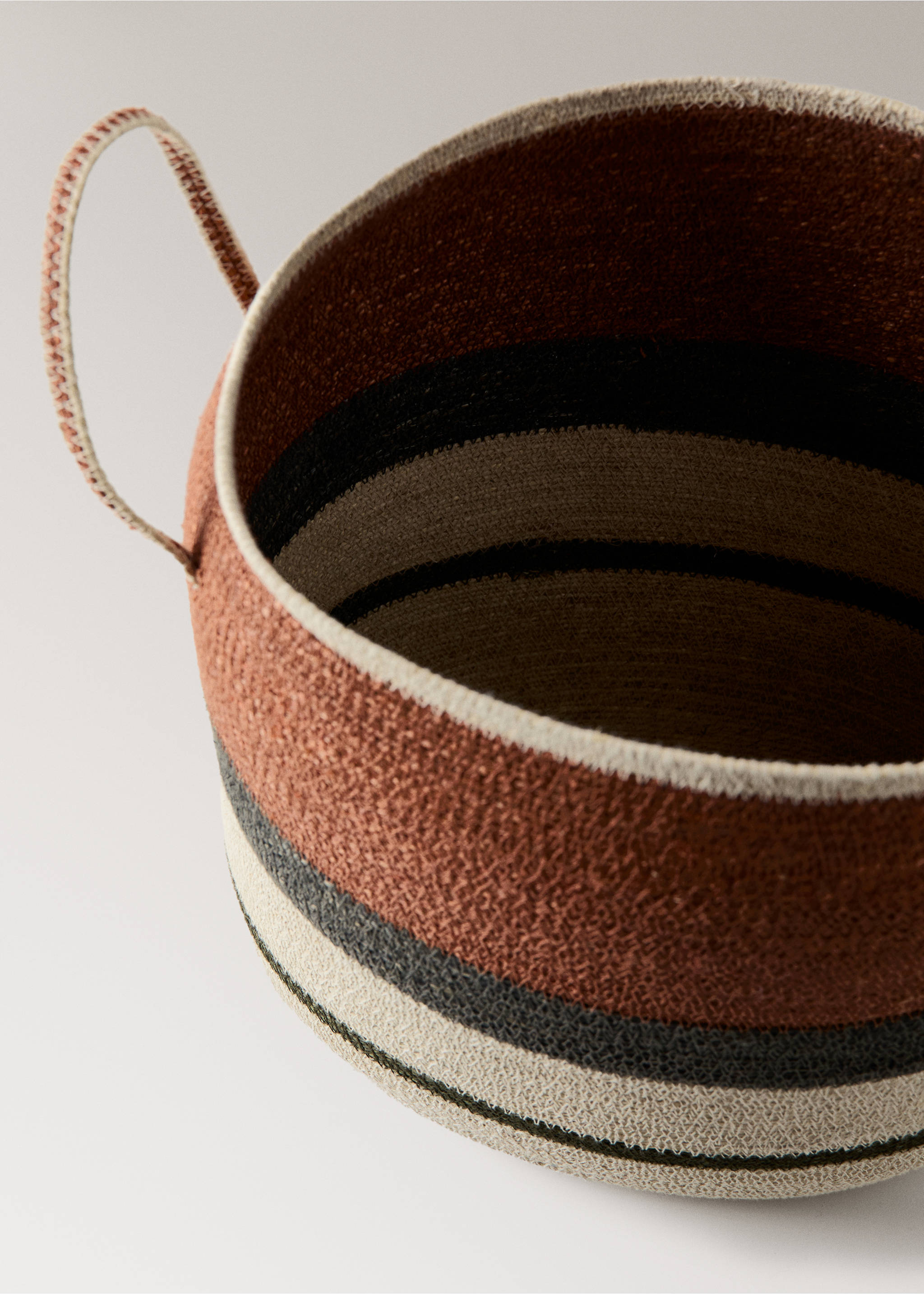 Large oval basket with striped handles - Details of the article 3, Burnt Orange. Ref: 27003299-00.