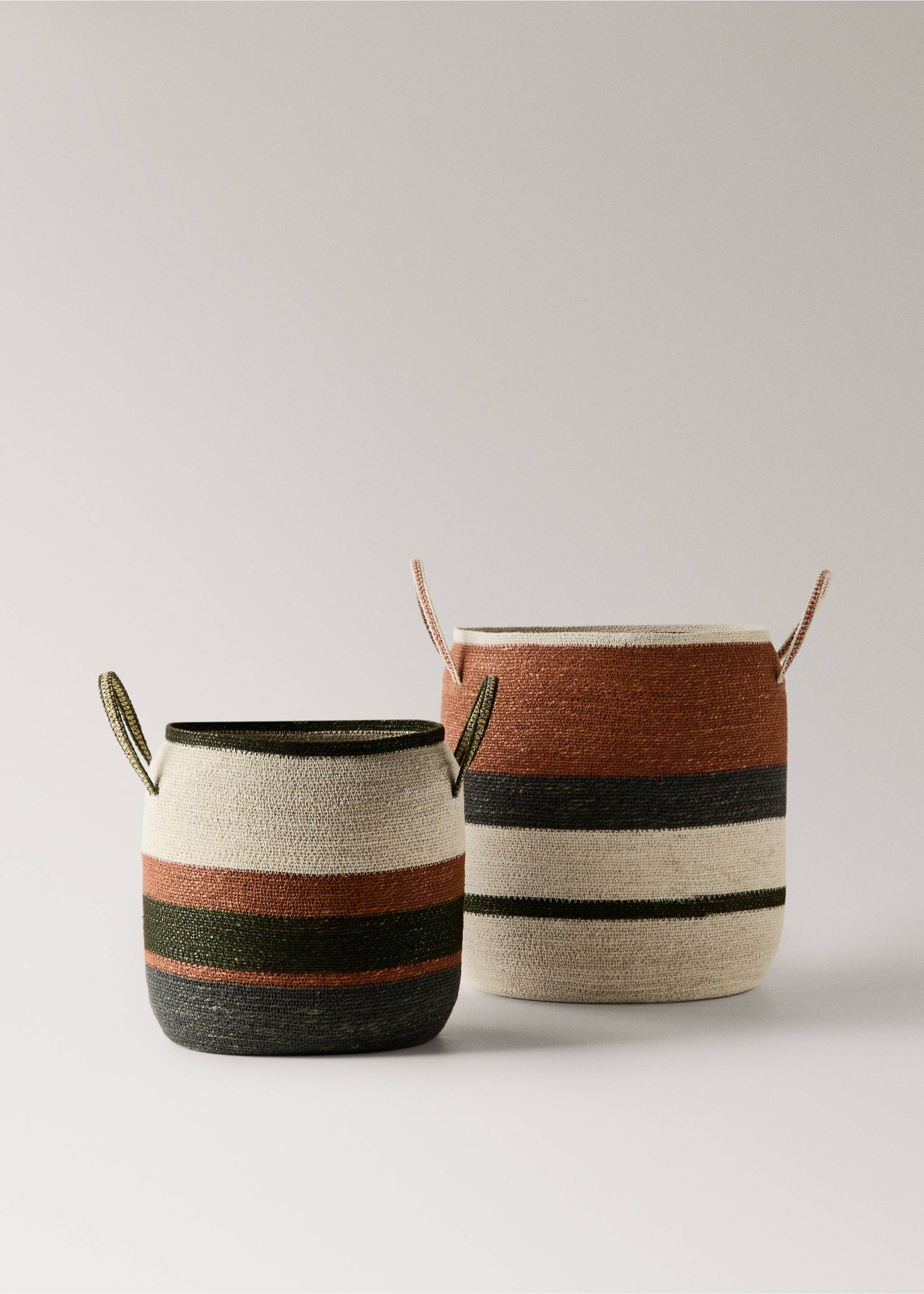 Large oval basket with striped handles - Details of the article 4, Burnt Orange. Ref: 27003299-00.