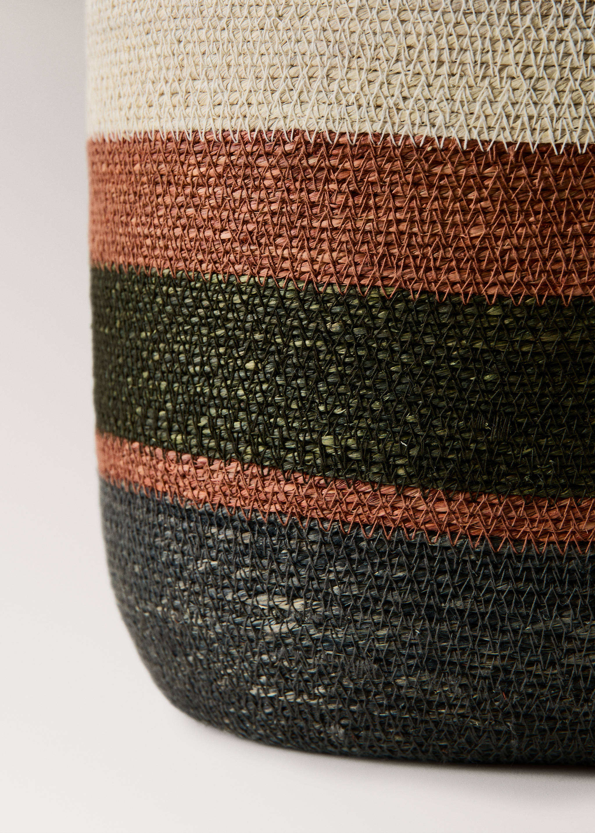 Small oval basket with stripe handles - Details of the article 2