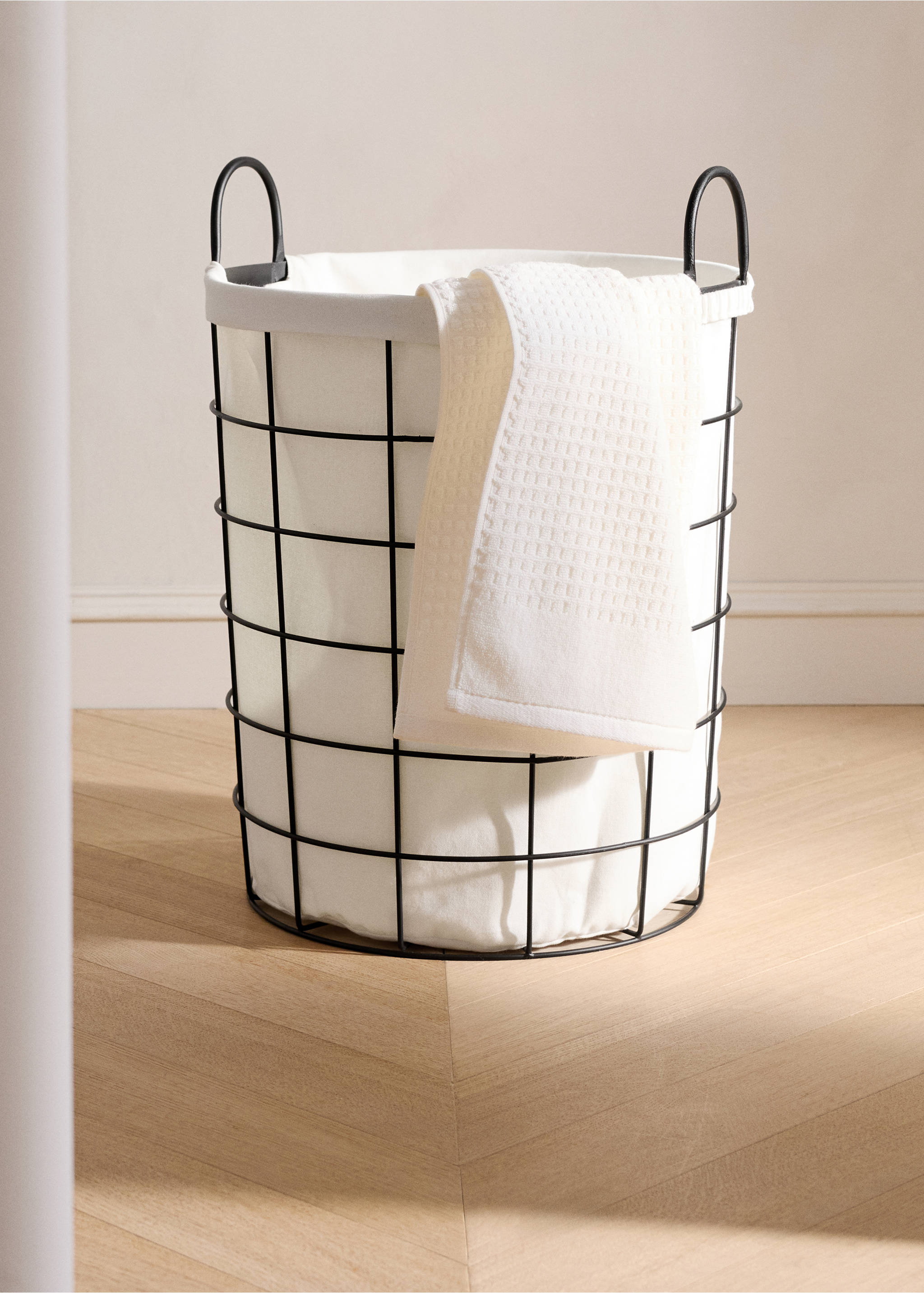 Metal mesh basket with fabric interior - General plane, Black. Ref: 27003303-00.