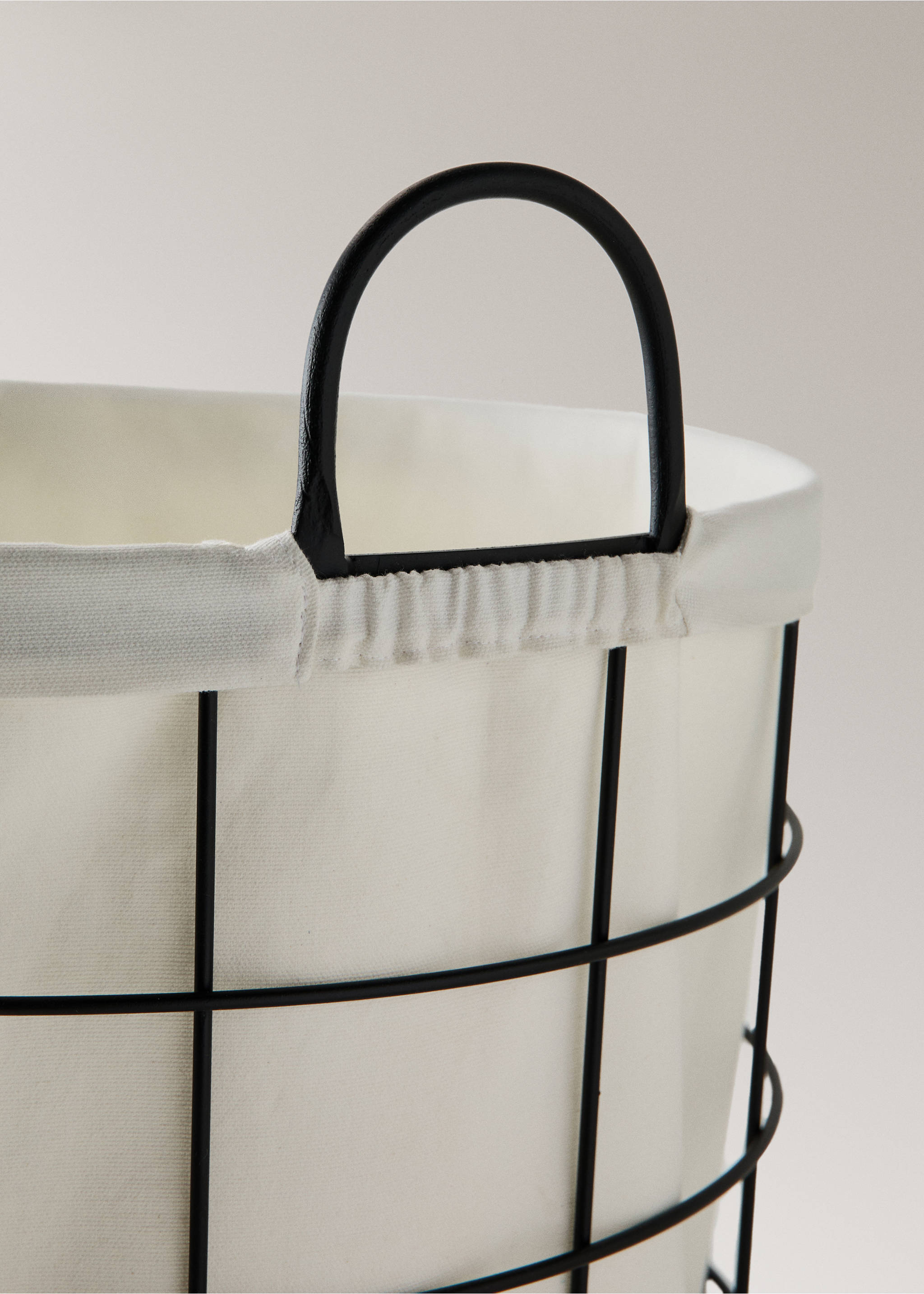 Metal mesh basket with fabric interior - Details of the article 1, Black. Ref: 27003303-00.