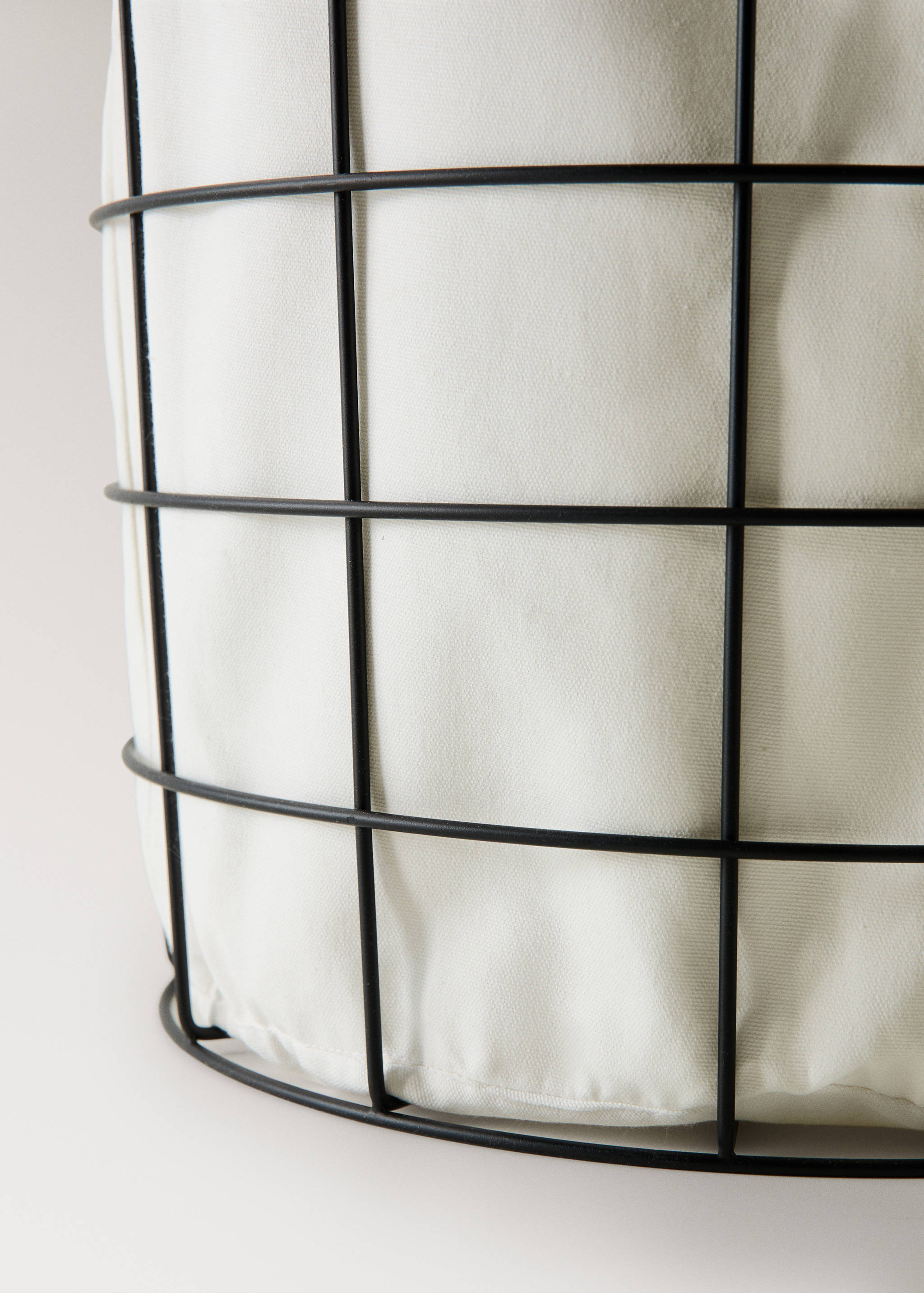 Metal mesh basket with fabric interior - Details of the article 2