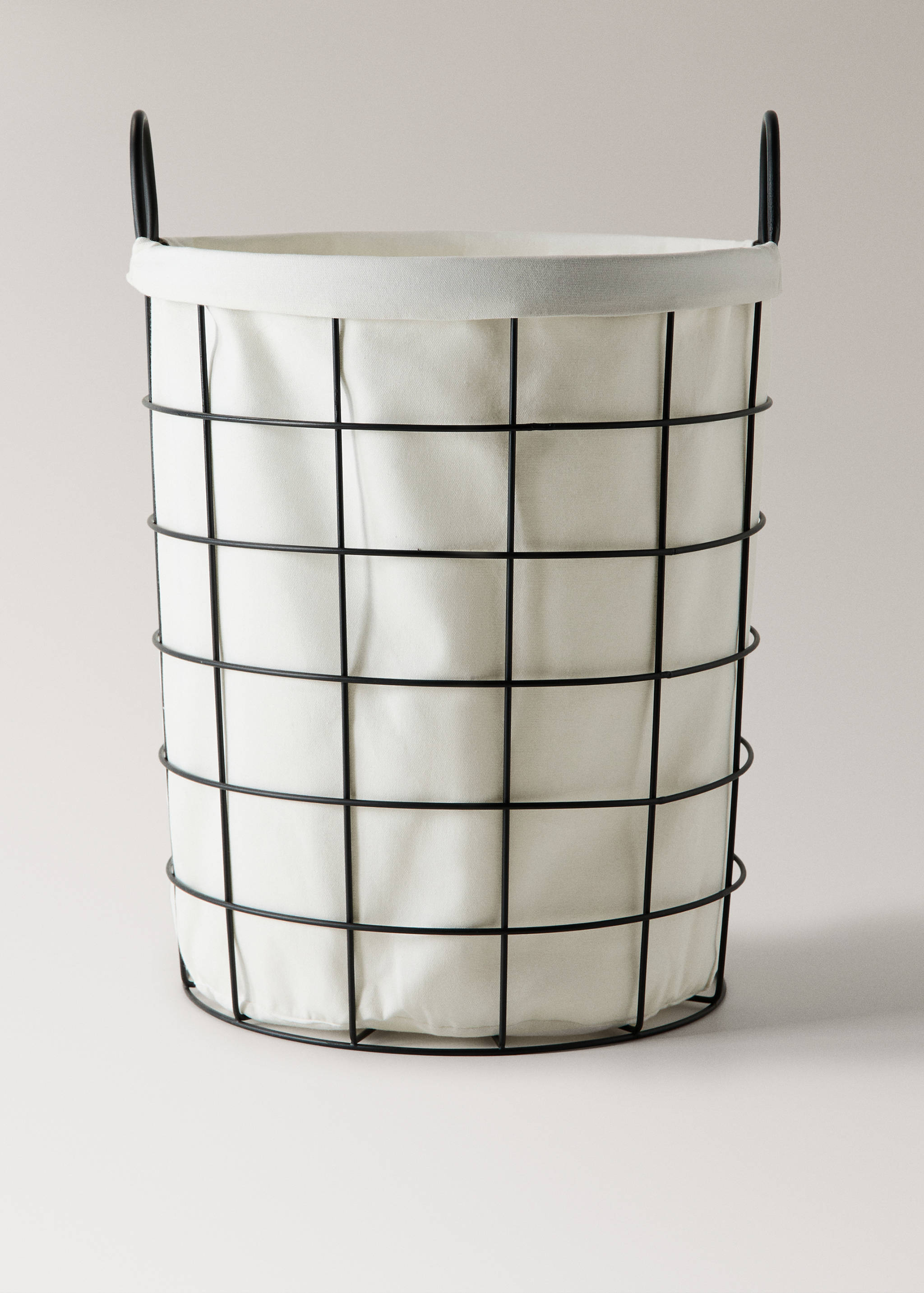 Metal mesh basket with fabric interior - Article without model