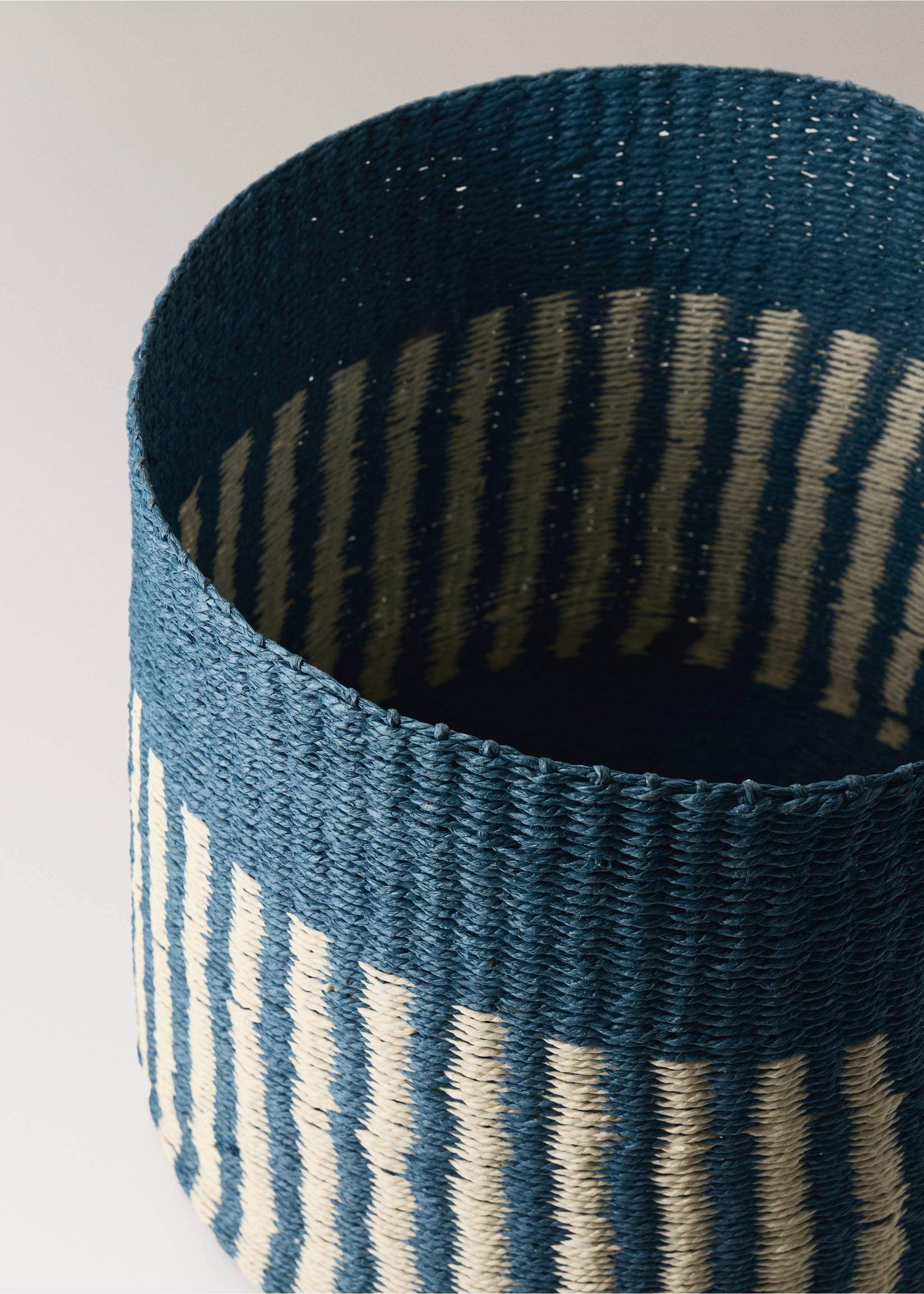 Striped paper basket with big lid - Details of the article 3, Indigo Blue. Ref: 27003304-00.
