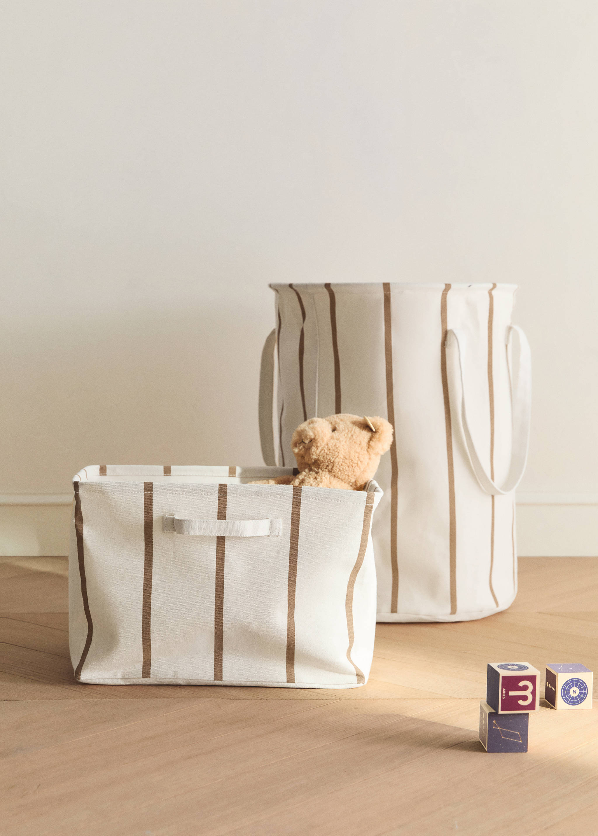 Textile basket with striped design - General plane