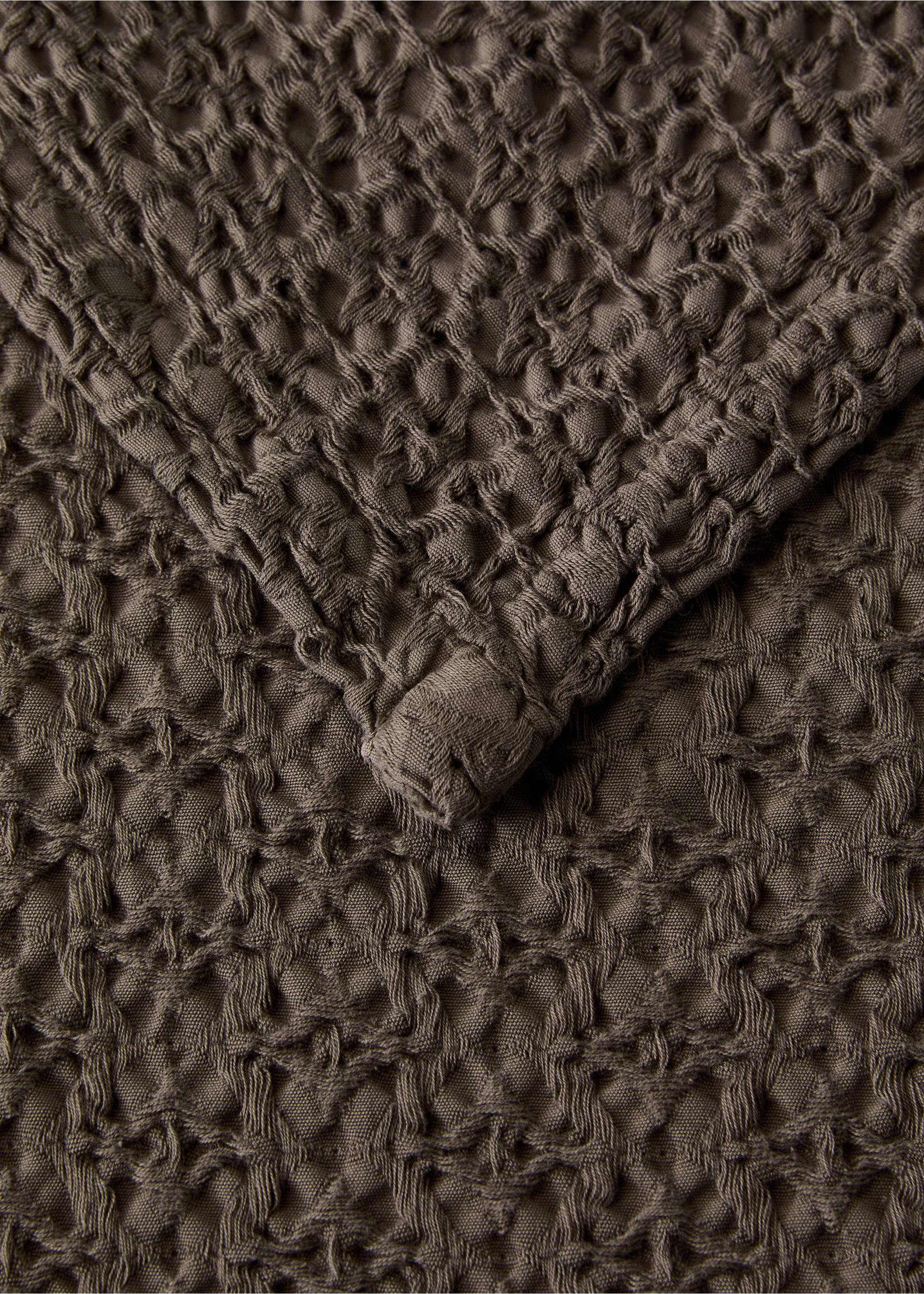 Waffle cotton garment-dyed bedspread 180/200 cm - Details of the article 2, Coffee. Ref: 27003310-00.
