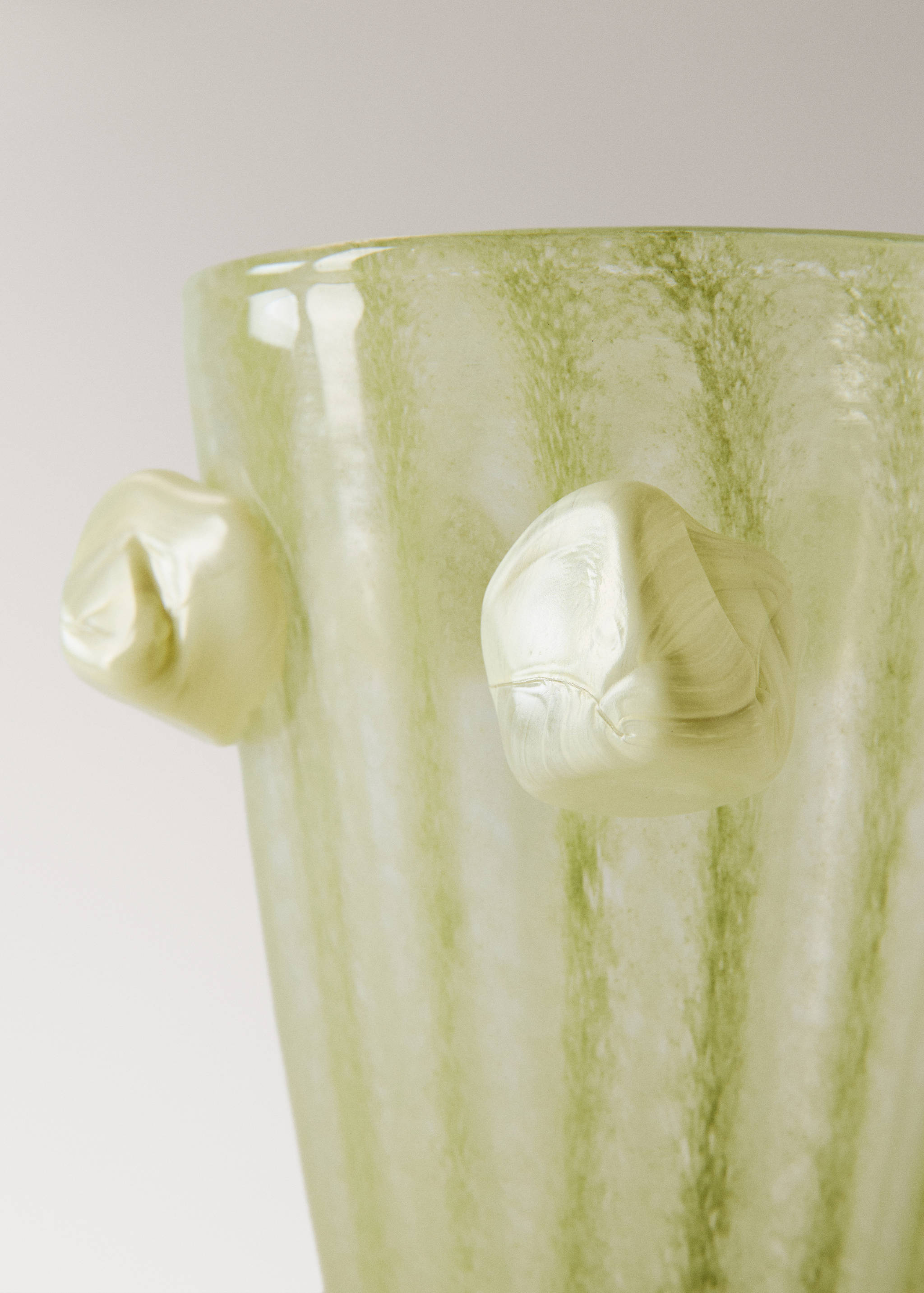 Blown glass vase, coloured - Details of the article 1