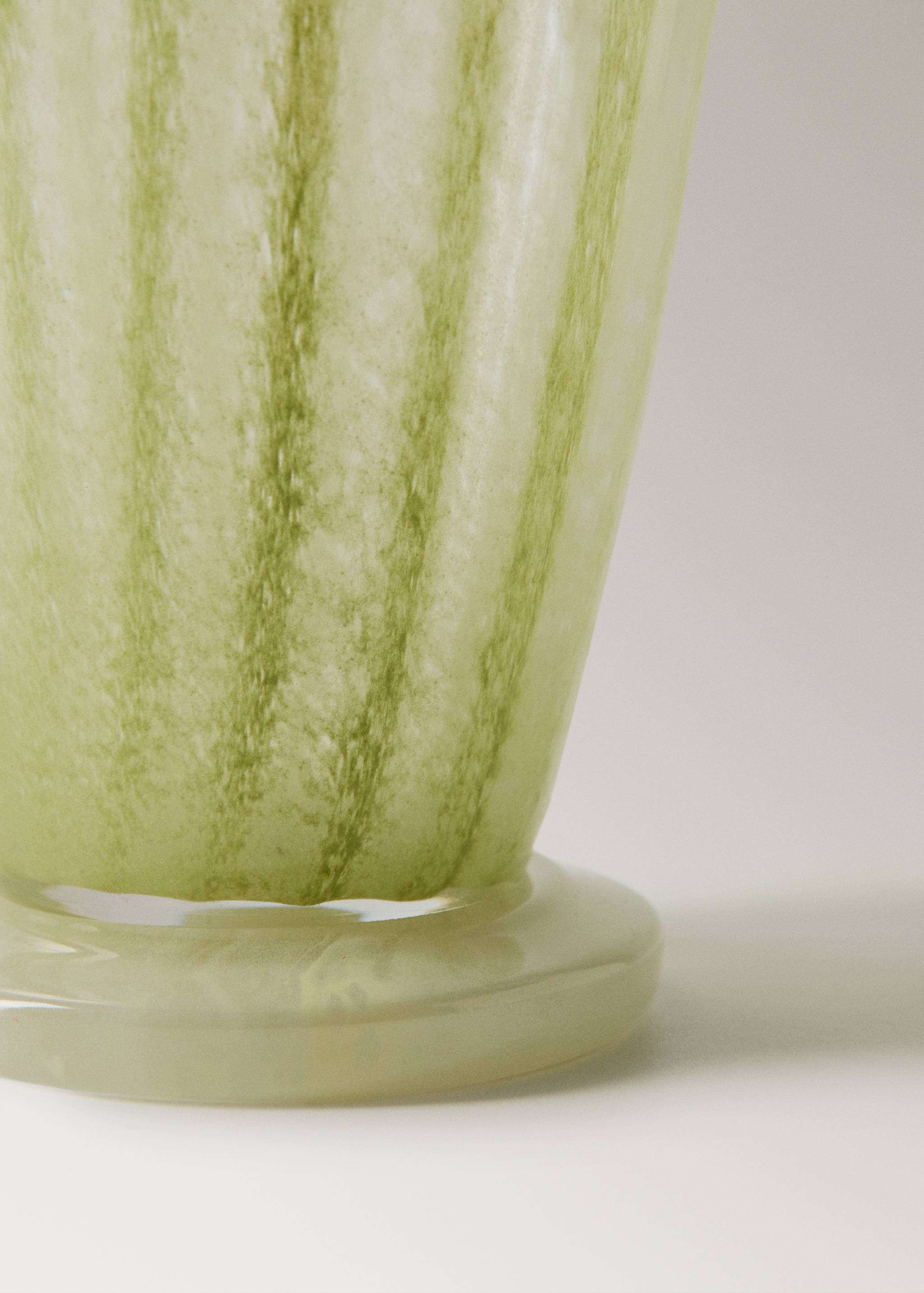 Blown glass vase, coloured - Details of the article 2