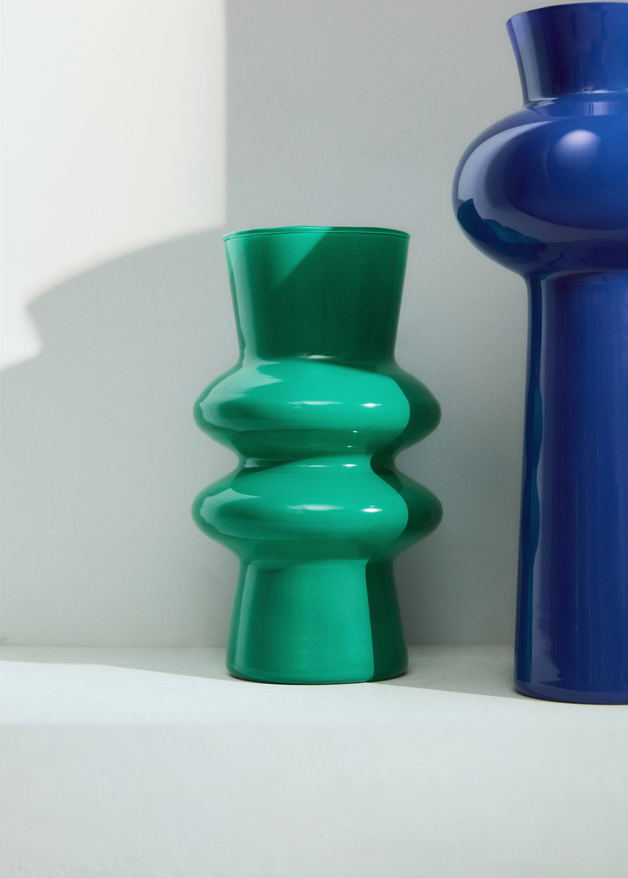 Small elongated glass vase - General plane