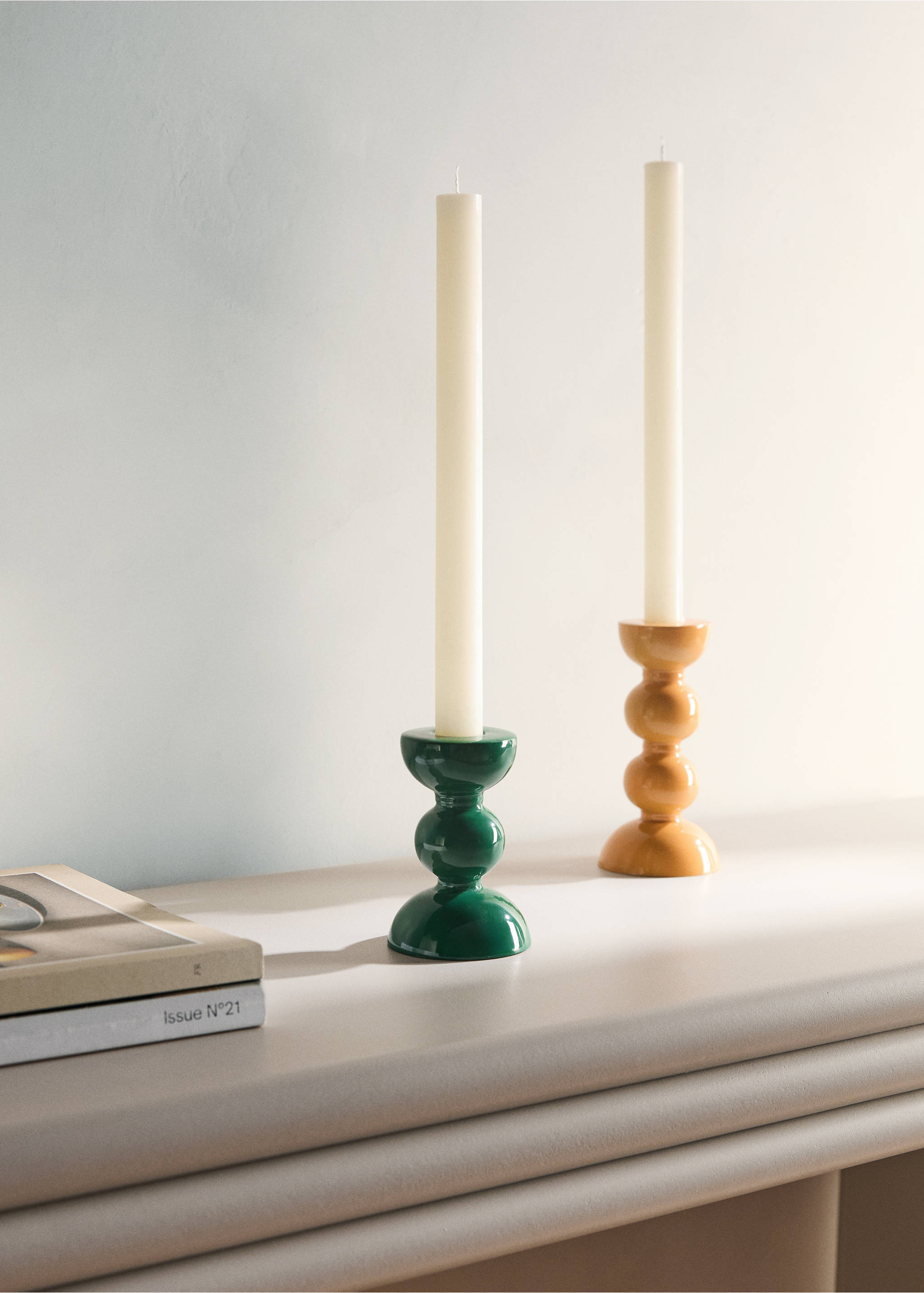 Candelabru metalic de culoare închisă - Plan general, Gri deschis/pastel. Ref: 27003318-00.