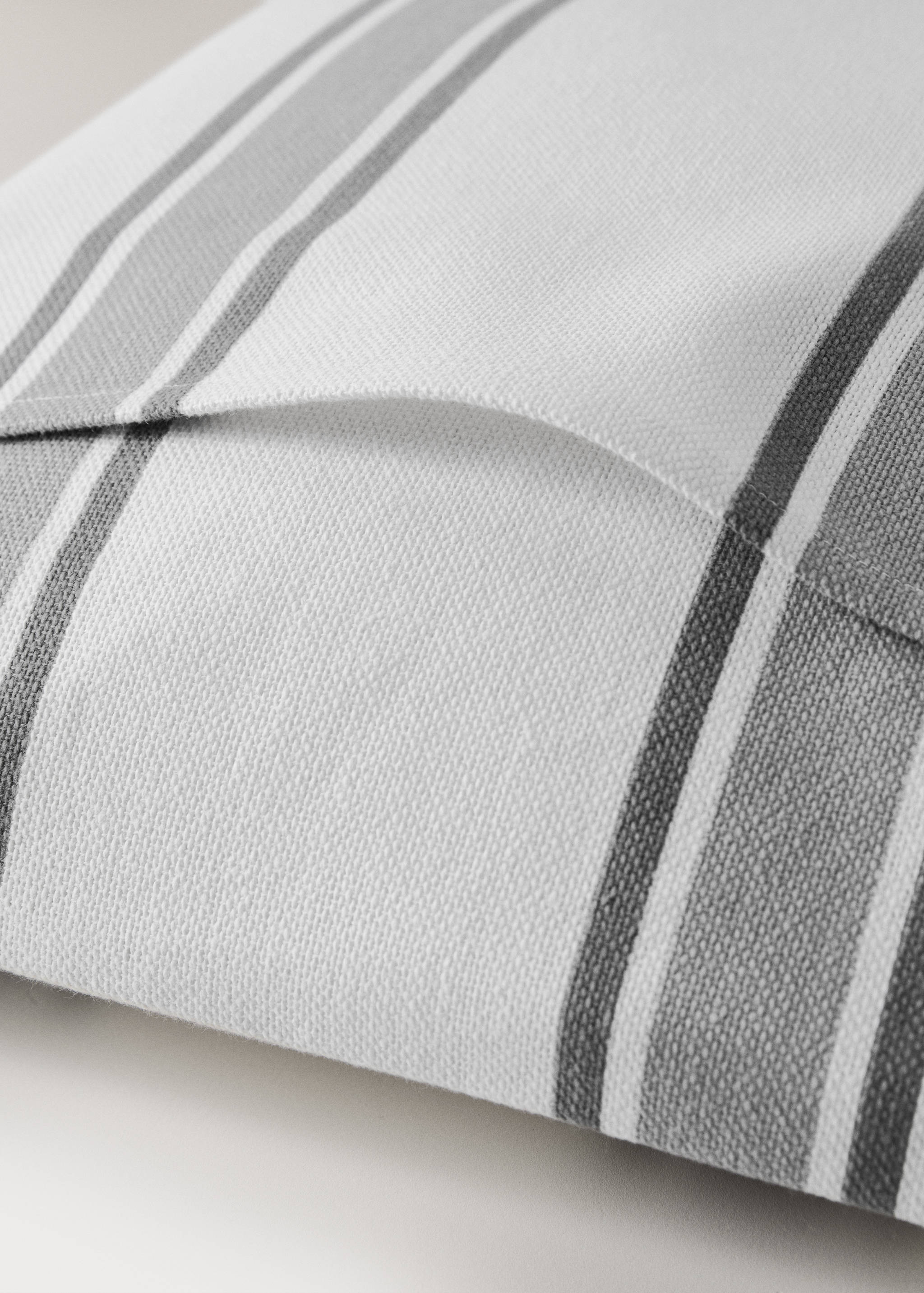 Cotton cushion cover with two-tone stripes 45x45 cm - Details of the article 2
