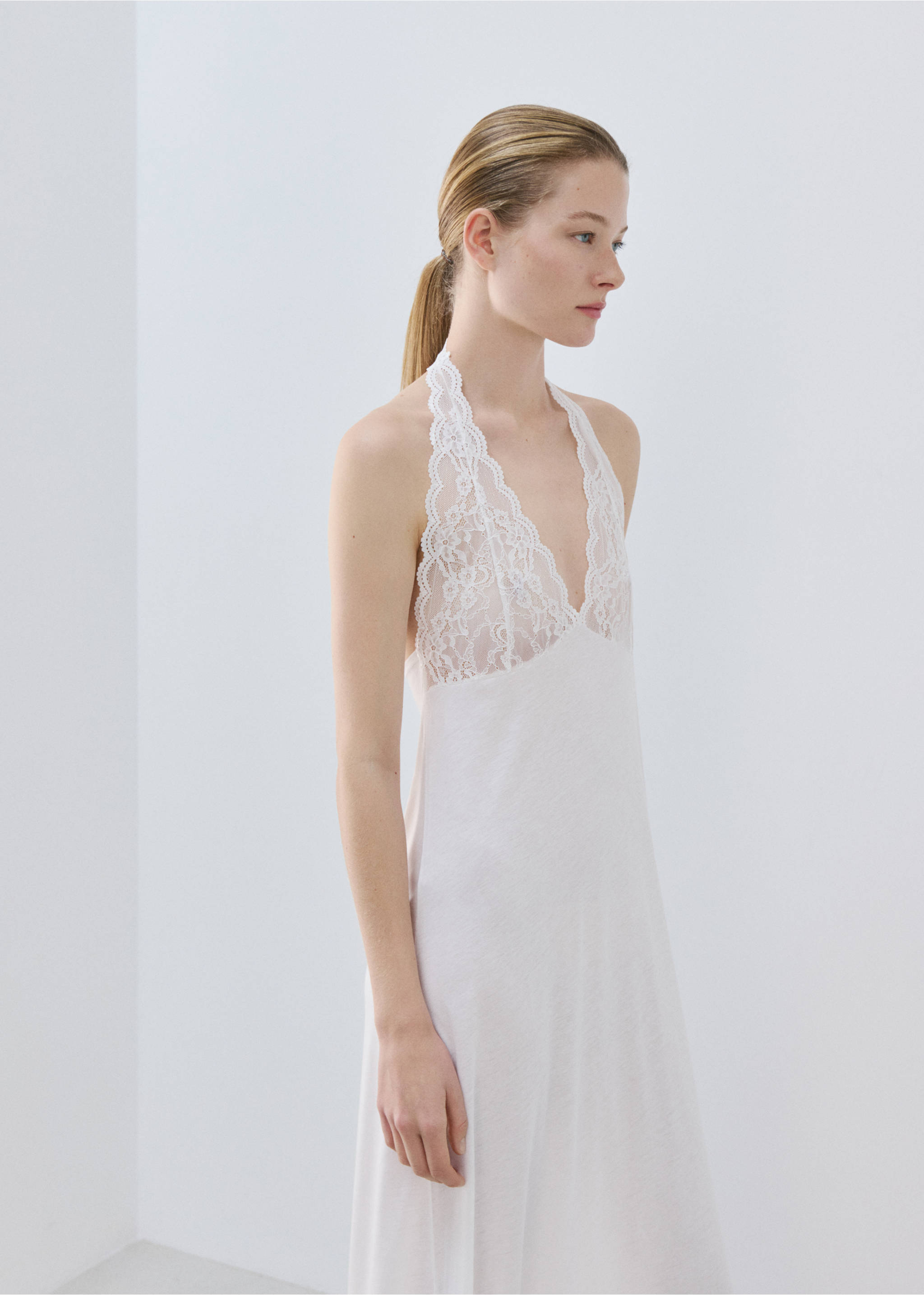 Lace nightdress with back scoop neckline - Details of the article 2, White. Ref: 27003337-00.