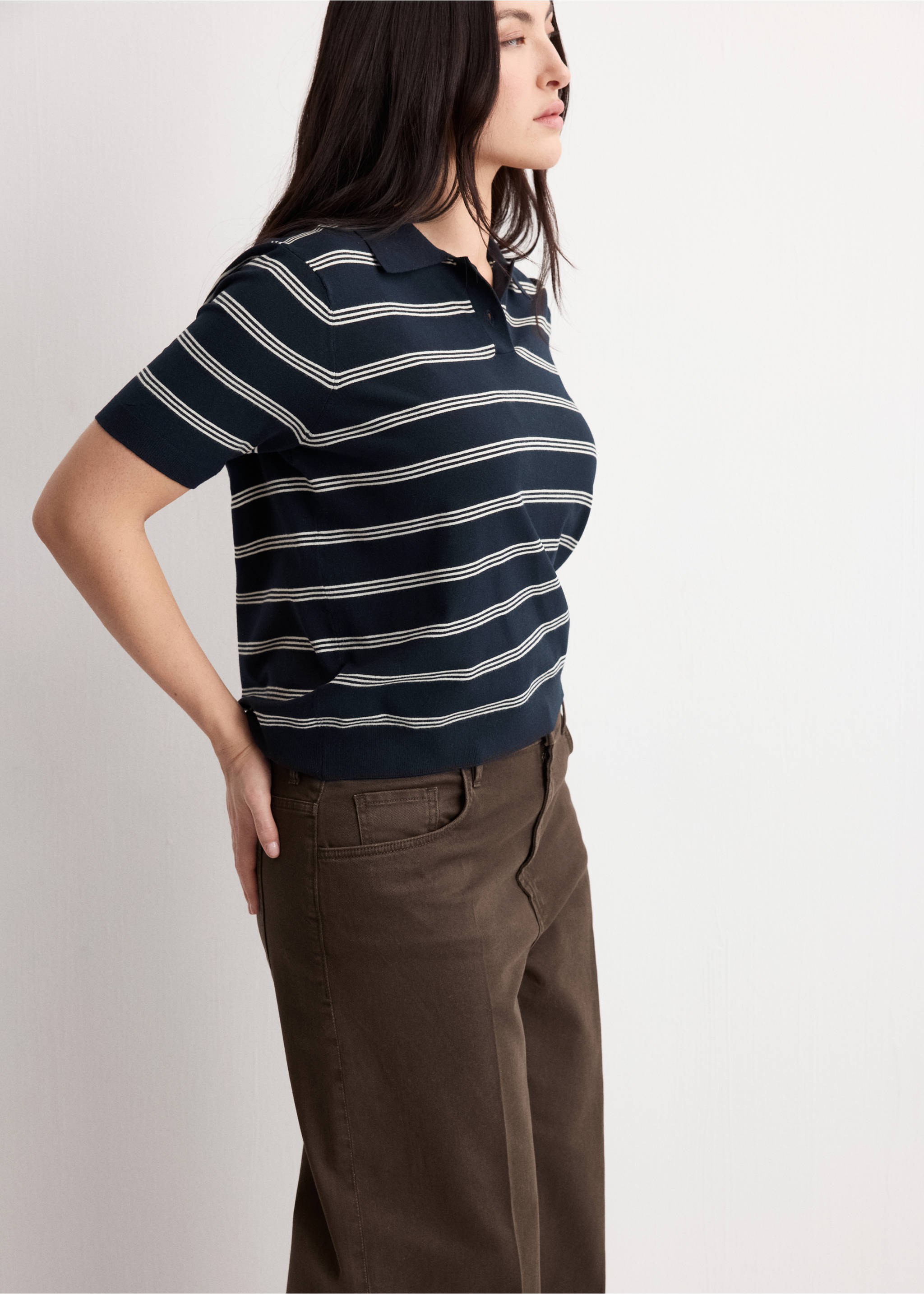 High-waisted wideleg jeans - Details of the article 5, Chocolate. Ref: 27003341-00.