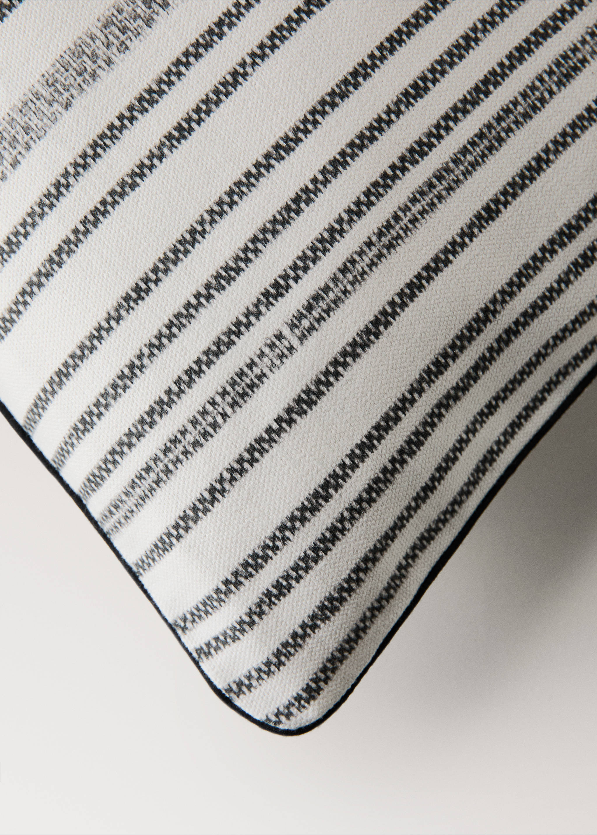 Cotton cushion cover with irregular stripes 30x50 cm - Details of the article 1, Charcoal. Ref: 27003349-00.