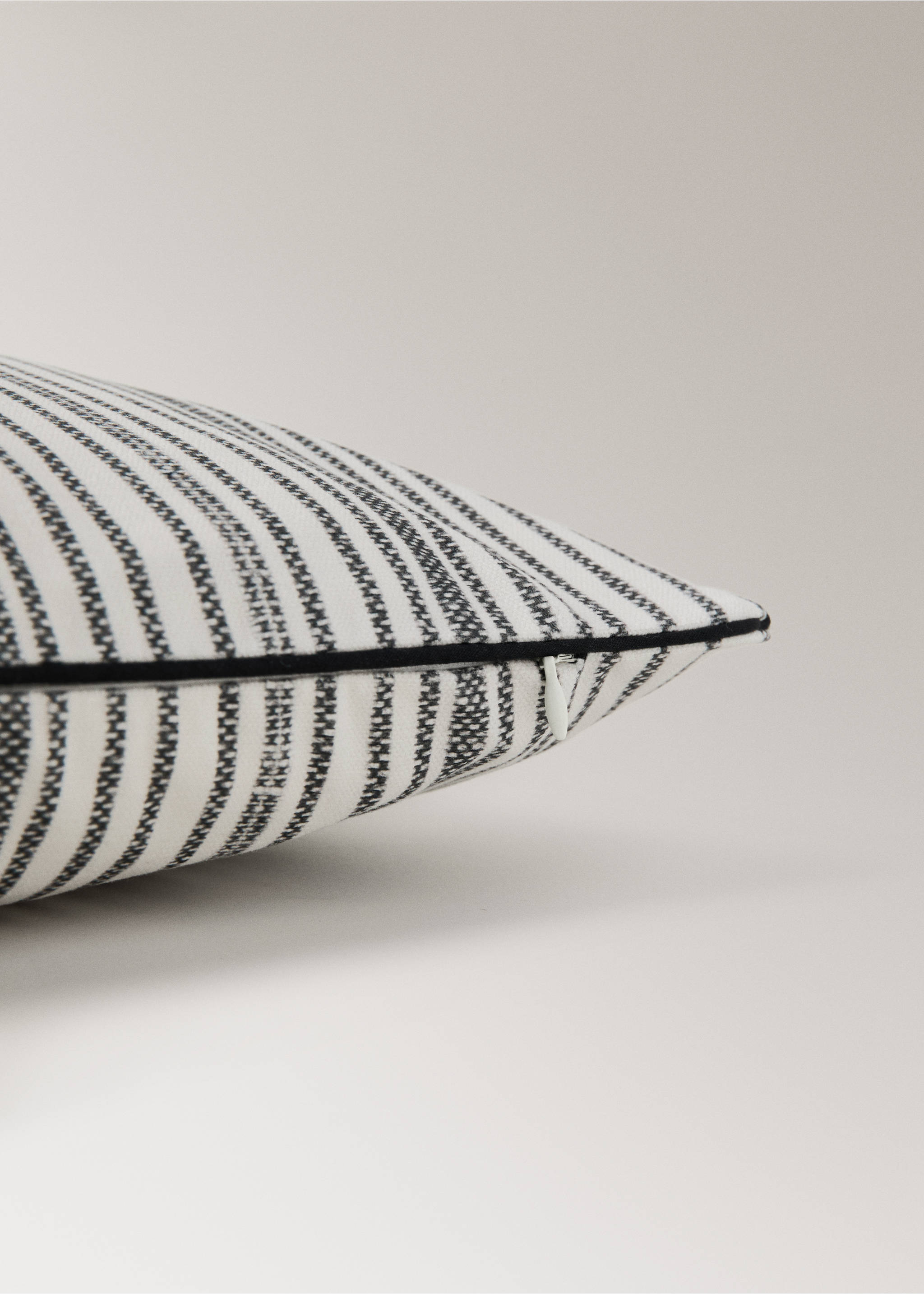 Cotton cushion cover with irregular stripes 30x50 cm - Details of the article 2, Charcoal. Ref: 27003349-00.