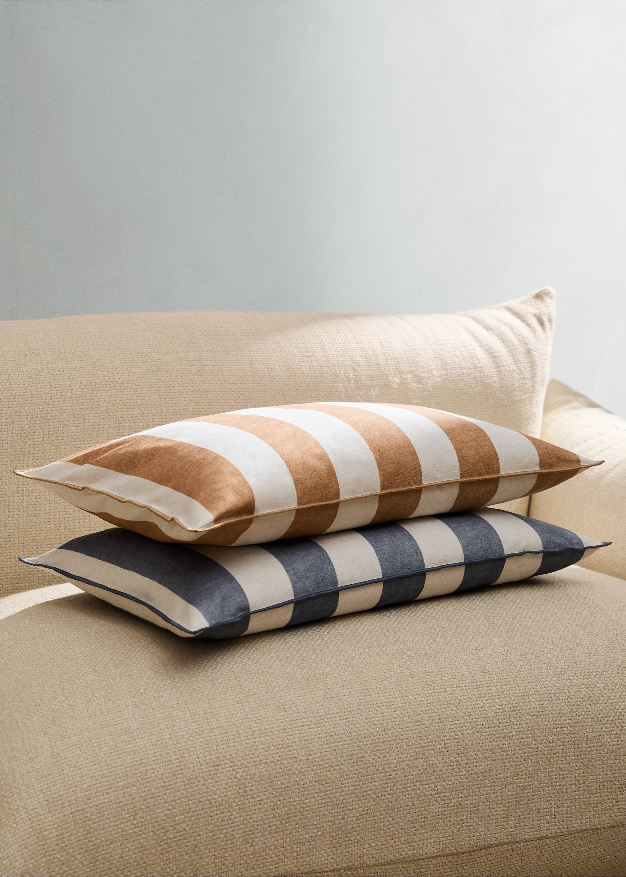 Cotton cushion cover with thick stripes and overlock stitching 40x60 cm - General plane, Apricot. Ref: 27003357-00.