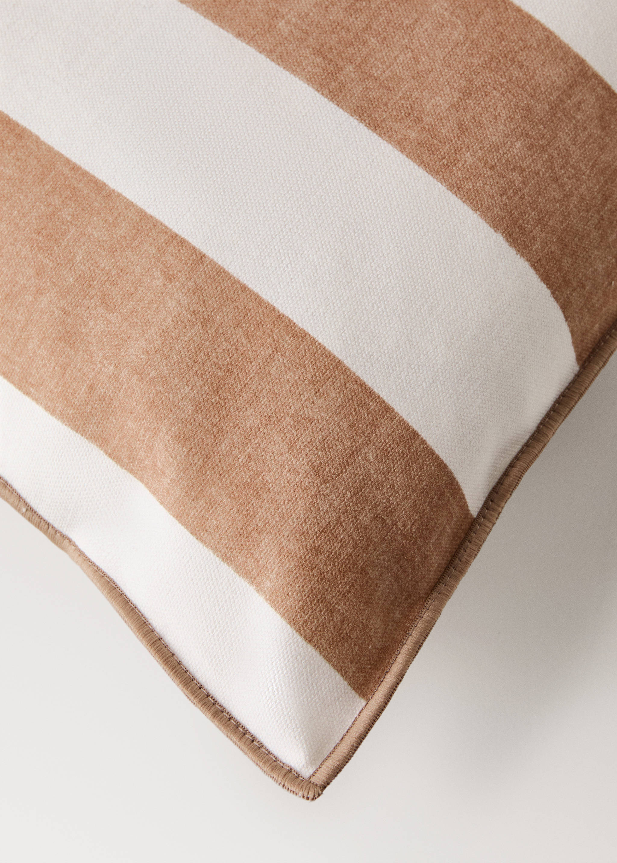 Cotton cushion cover with thick stripes and overlock stitching 40x60 cm - Details of the article 1