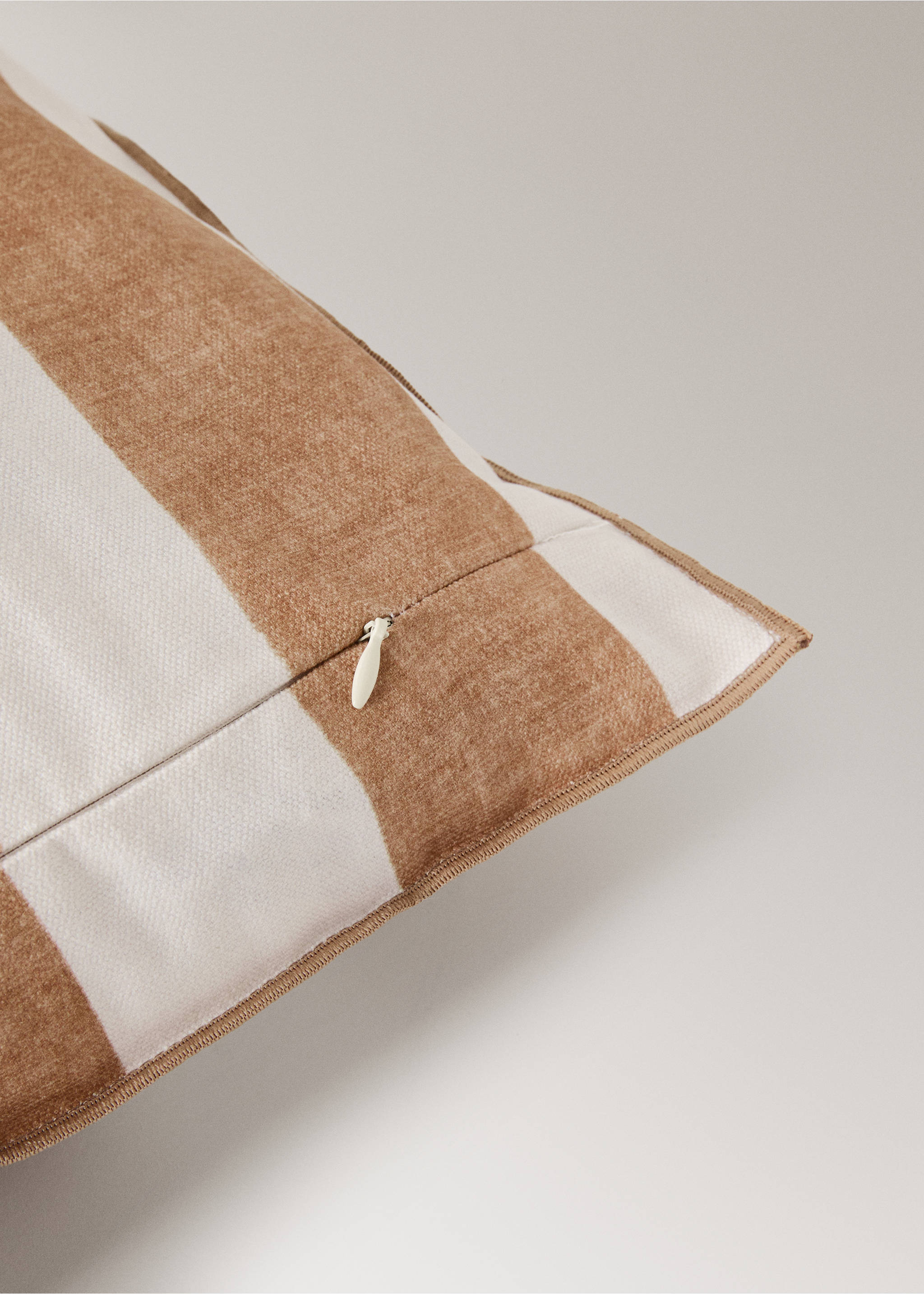 Cotton cushion cover with thick stripes and overlock stitching 40x60 cm - Details of the article 2, Apricot. Ref: 27003357-00.