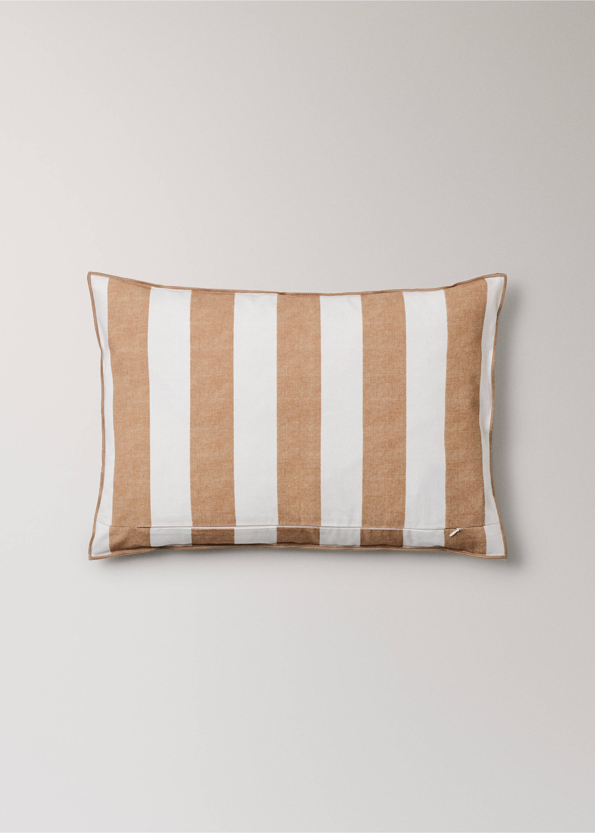 Cotton cushion cover with thick stripes and overlock stitching 40x60 cm - Details of the article 4, Apricot. Ref: 27003357-00.