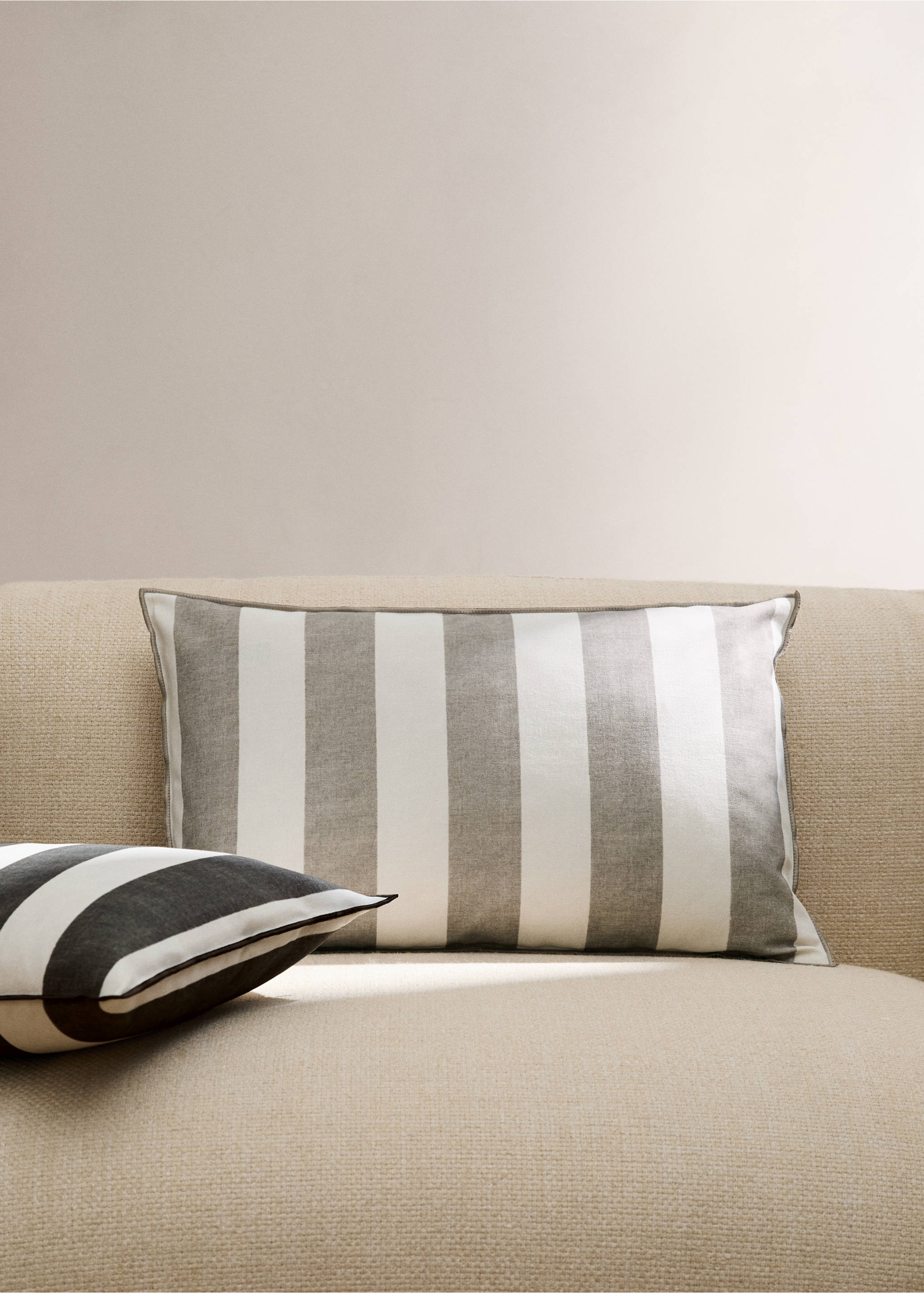 Cotton cushion cover with thick stripes and overlock stitching 40x60 cm - General plane, Medium Brown. Ref: 27003357-00.