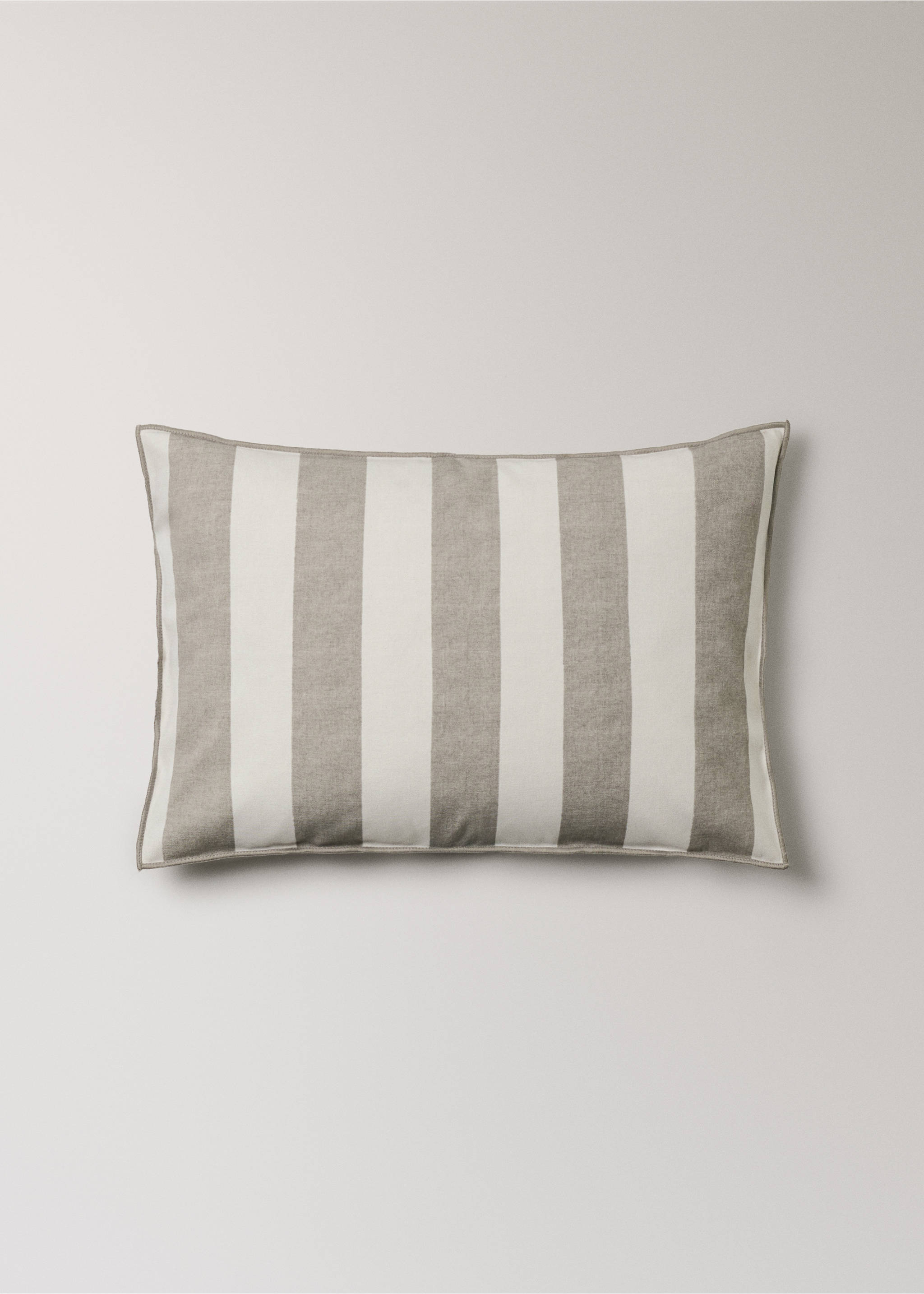 Cotton cushion cover with thick stripes and overlock stitching 40x60 cm - Article without model, Medium Brown. Ref: 27003357-00.