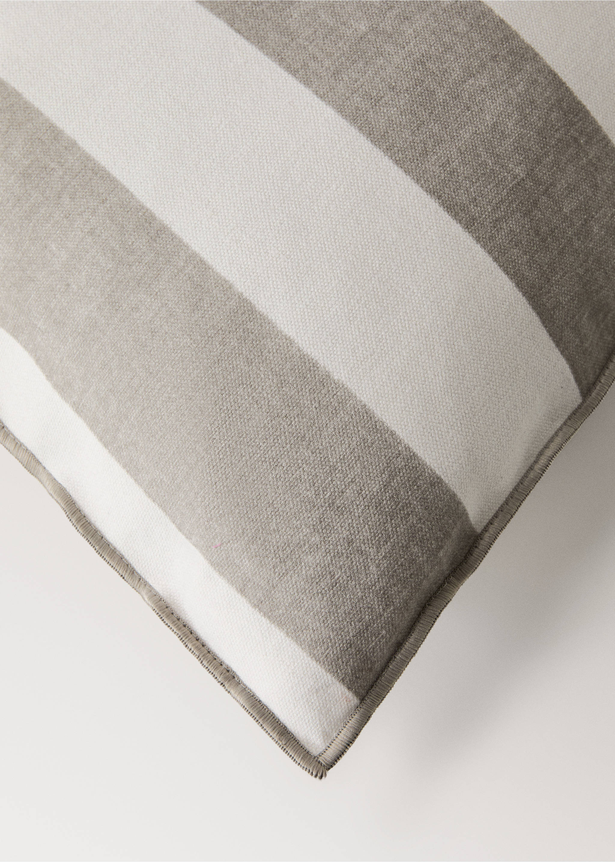 Cotton cushion cover with thick stripes and overlock stitching 40x60 cm - Details of the article 1, Medium Brown. Ref: 27003357-00.