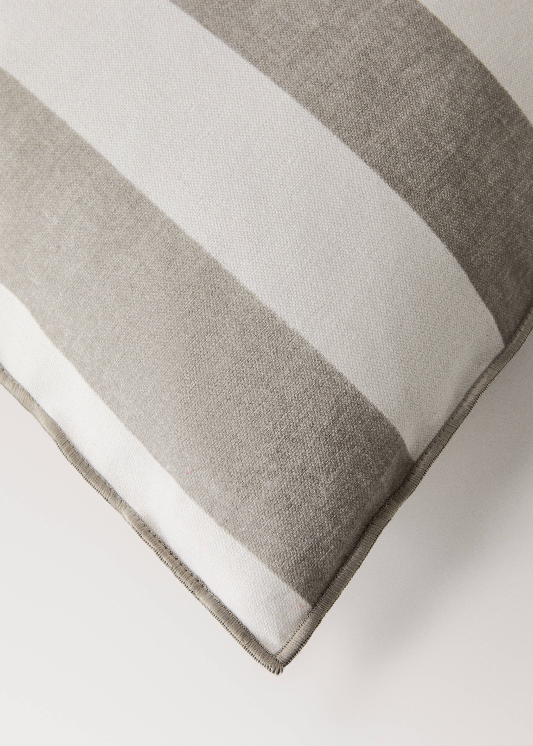 Cotton cushion cover with thick stripes and overlock stitching 40x60 cm - Details of the article 1