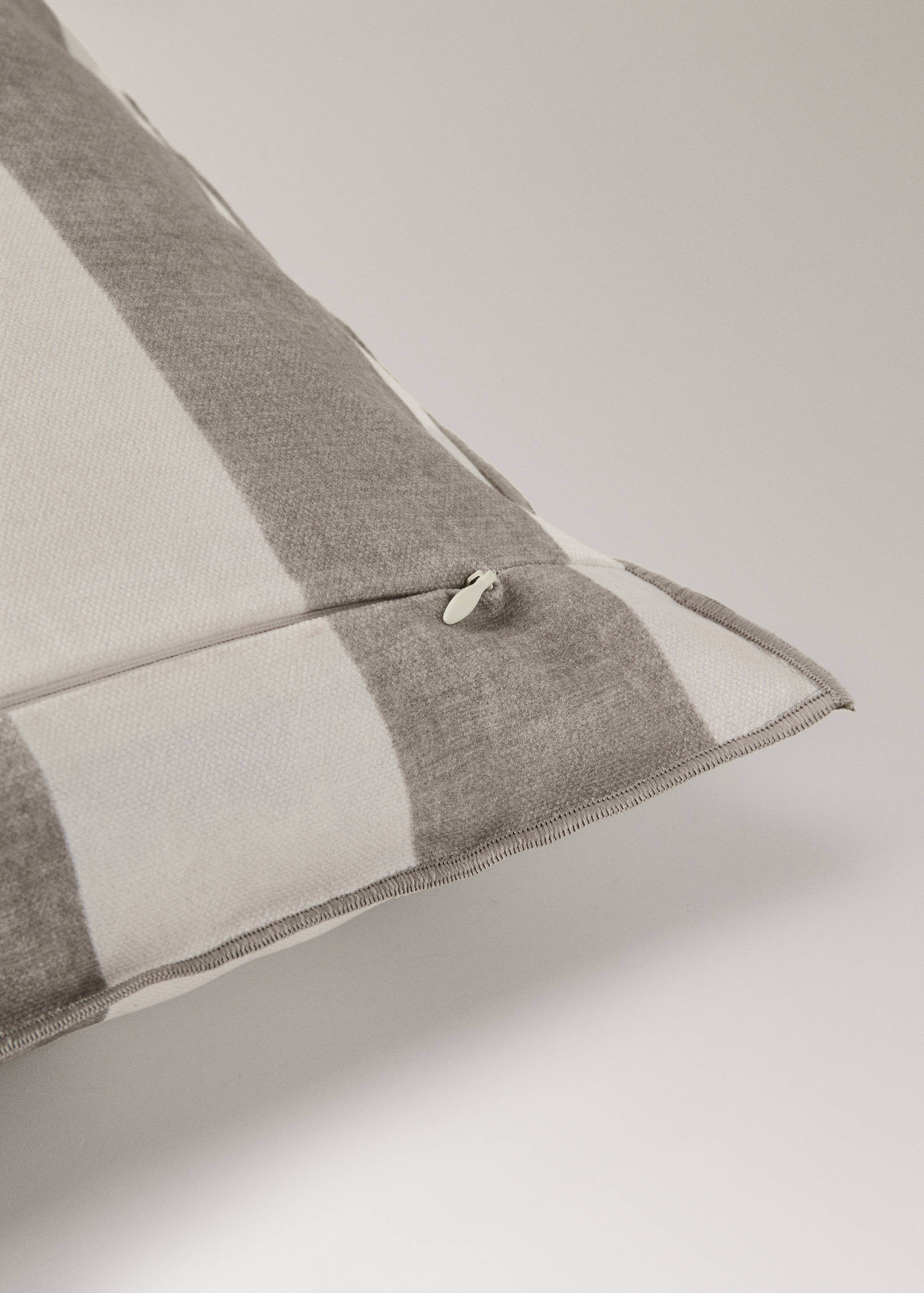 Cotton cushion cover with thick stripes and overlock stitching 40x60 cm - Details of the article 2