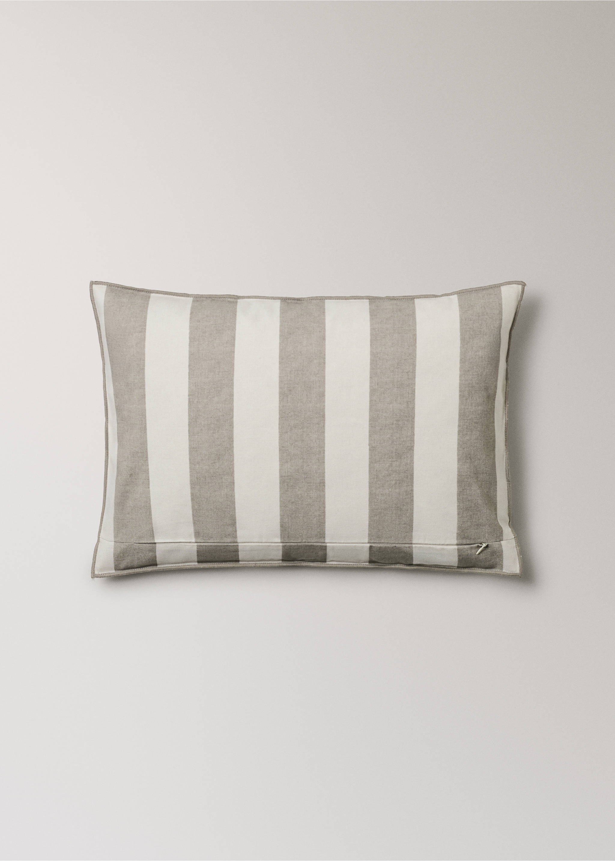 Cotton cushion cover with thick stripes and overlock stitching 40x60 cm - Details of the article 4, Medium Brown. Ref: 27003357-00.