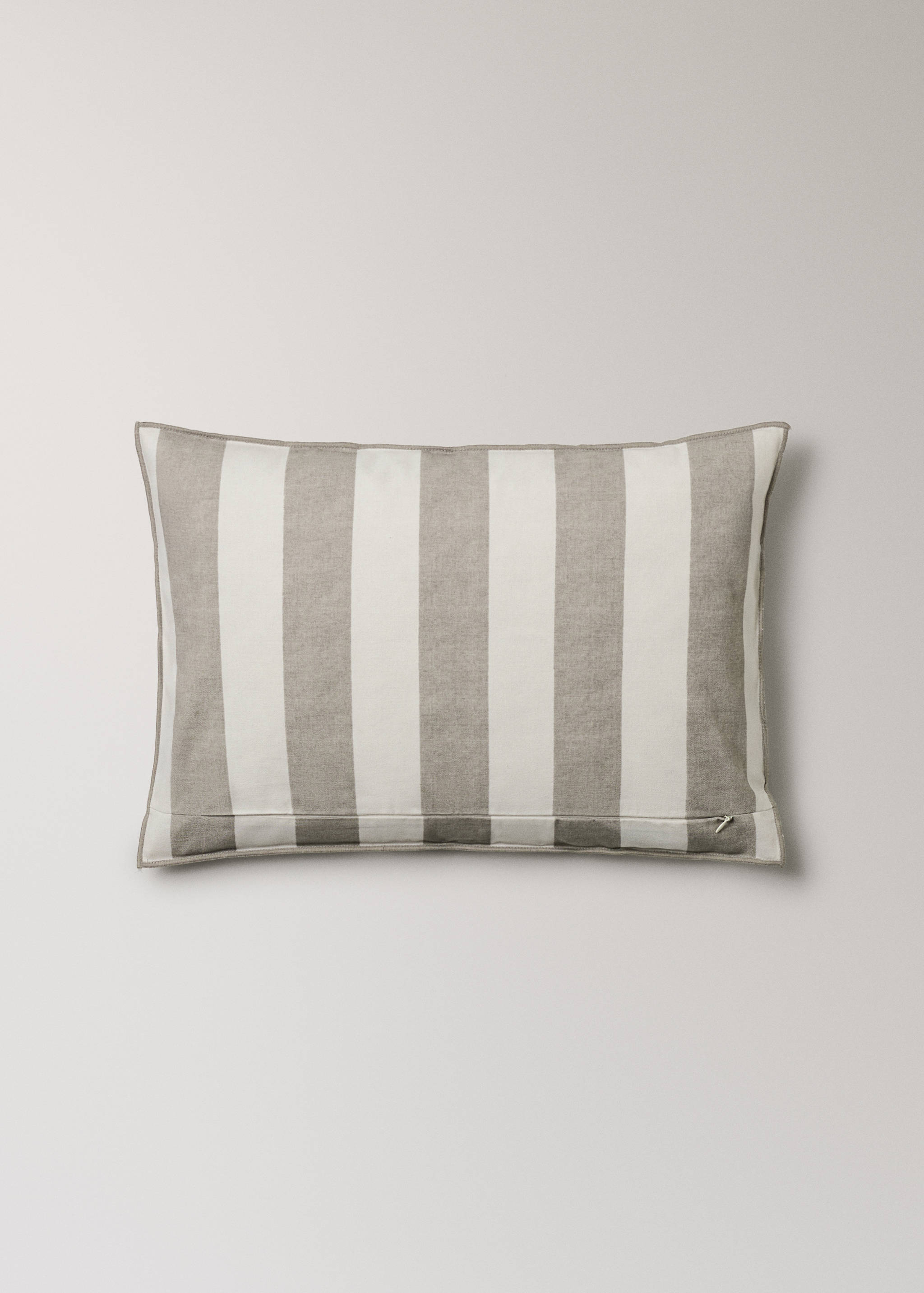 Cotton cushion cover with thick stripes and overlock stitching 40x60 cm - Details of the article 4