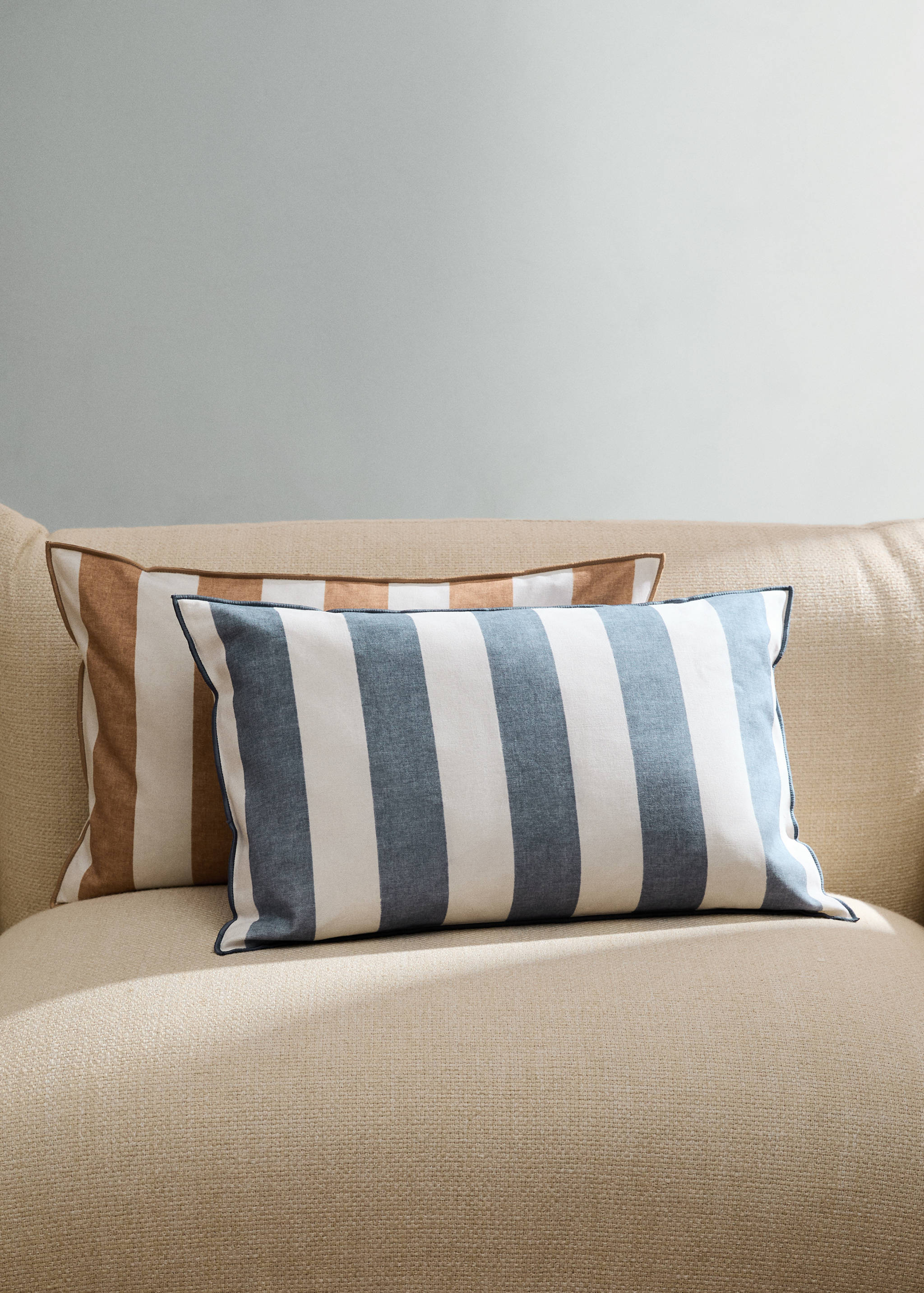 Cotton cushion cover with thick stripes and overlock stitching 40x60 cm - General plane