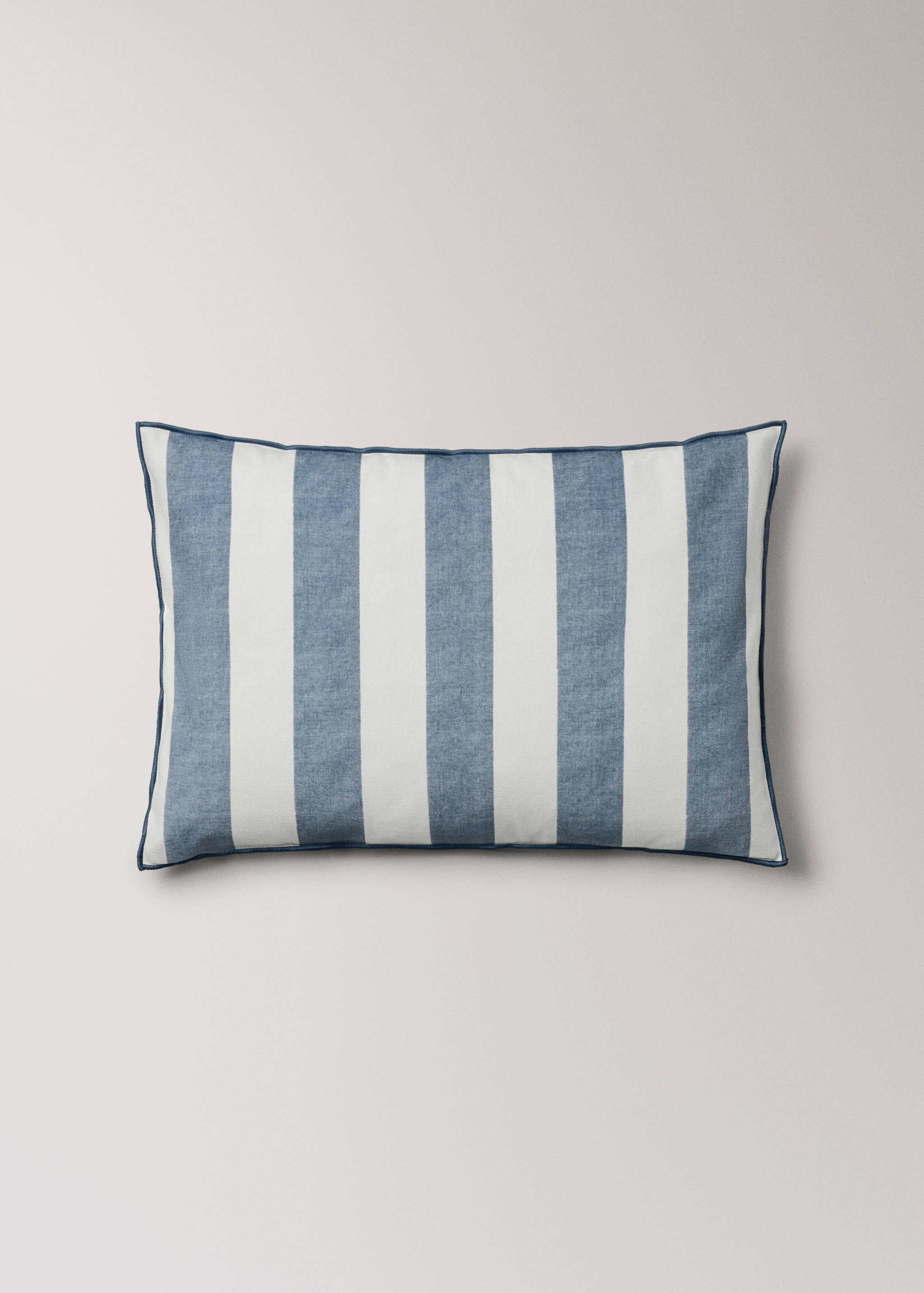 Cotton cushion cover with thick stripes and overlock stitching 40x60 cm - Article without model