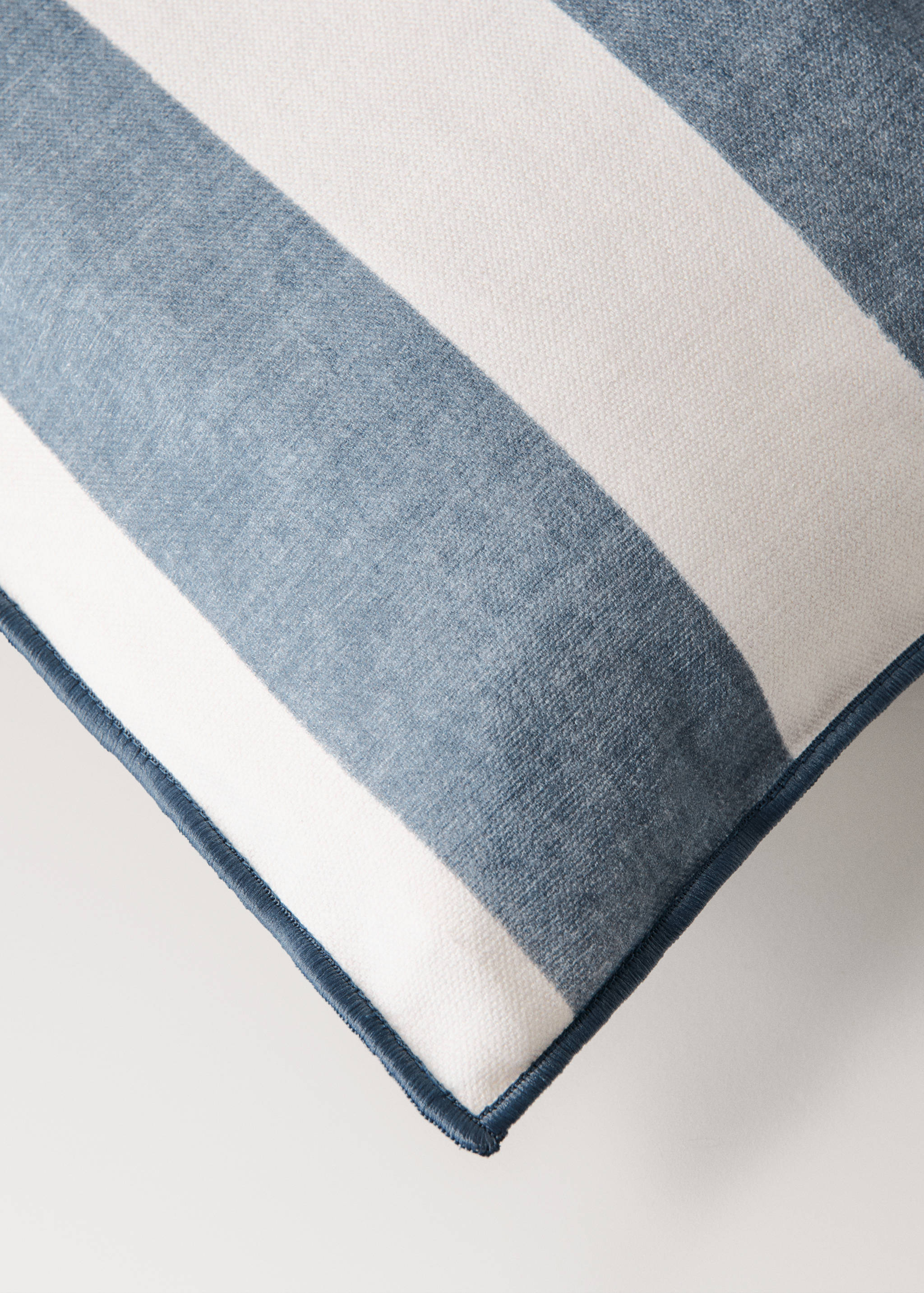 Cotton cushion cover with thick stripes and overlock stitching 40x60 cm - Details of the article 1