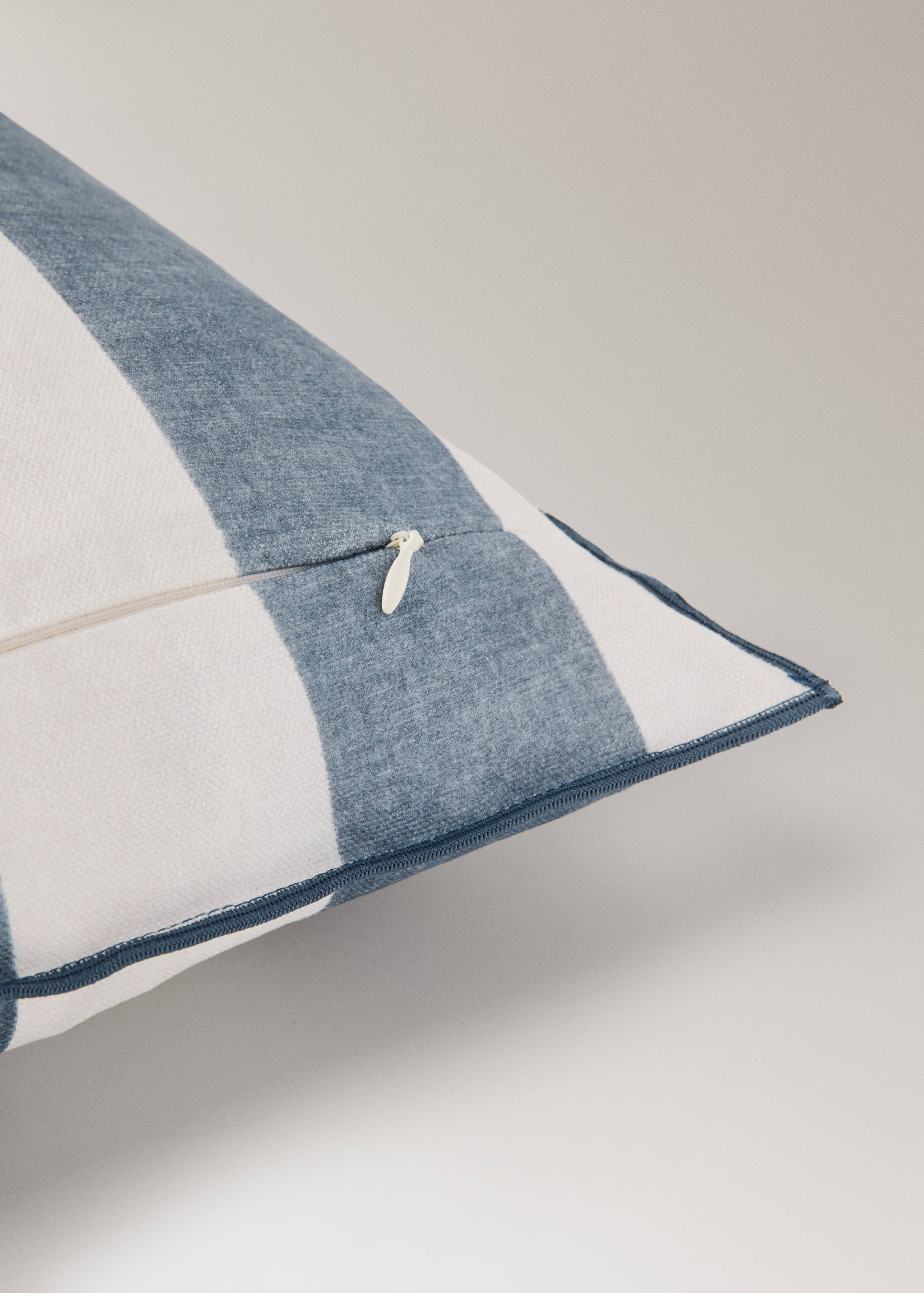 Cotton cushion cover with thick stripes and overlock stitching 40x60 cm - Details of the article 2