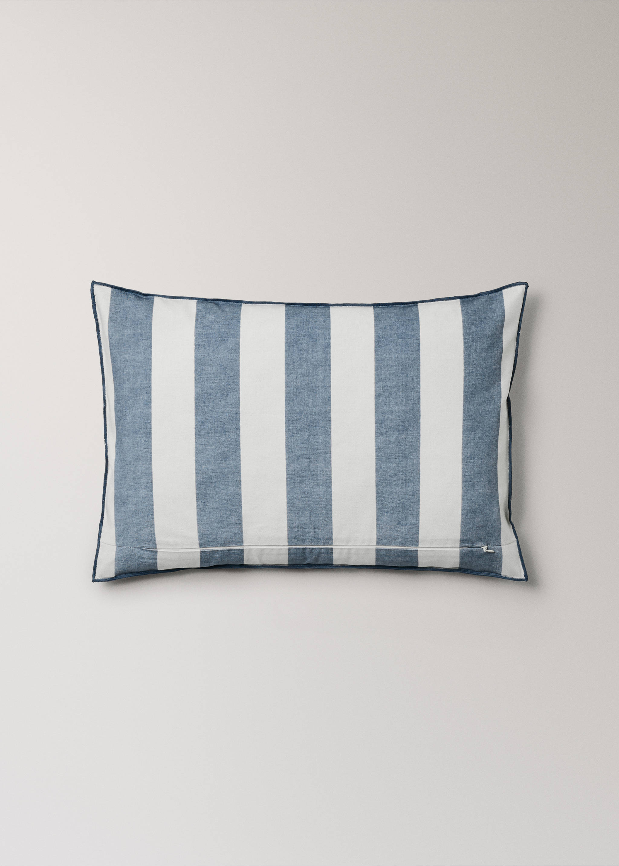 Capa de almofada decorativa de algodão com riscas largas e overlock 40x60 cm - Pormenor do artigo 4, Azul-índigo. Ref: 27003357-00.