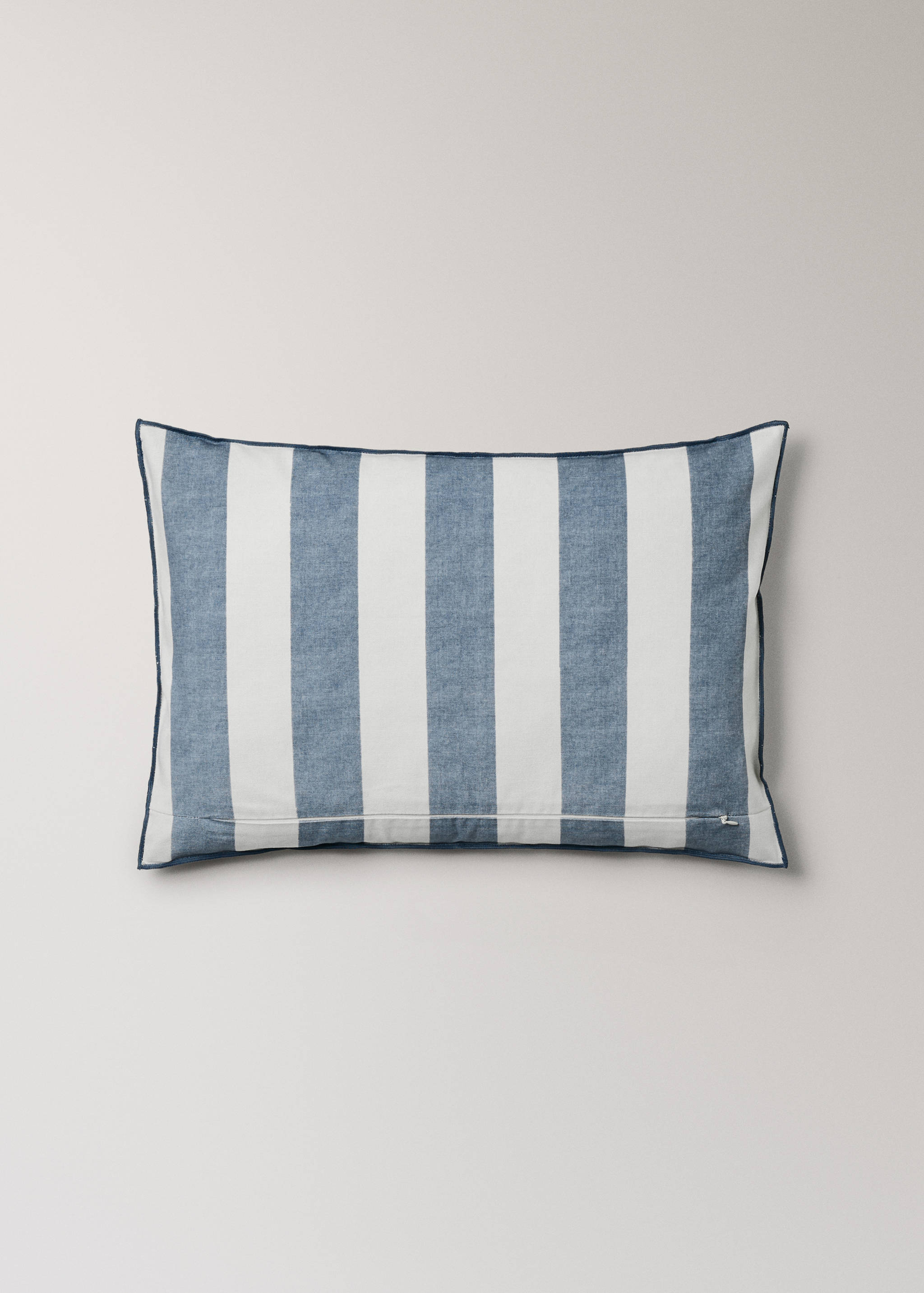 Cotton cushion cover with thick stripes and overlock stitching 40x60 cm - Details of the article 4