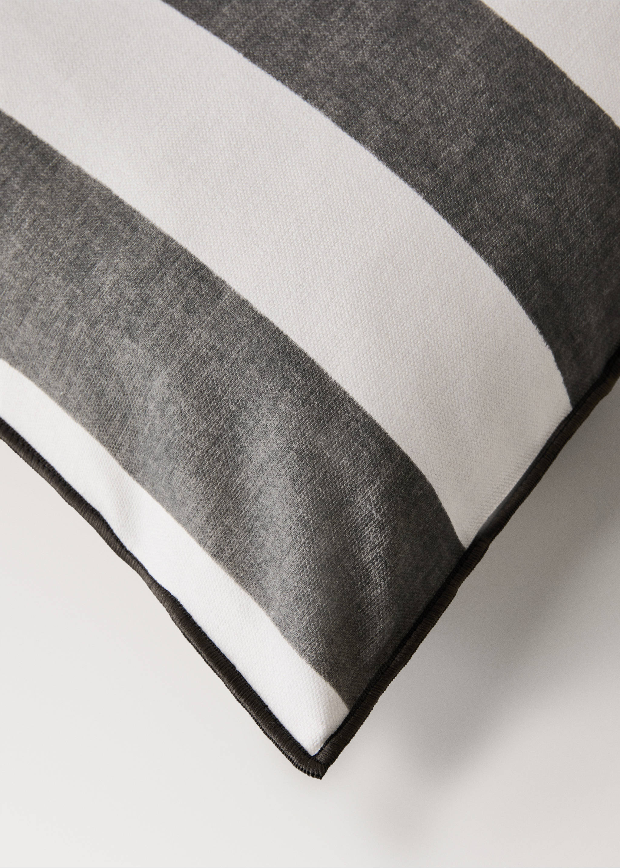 Capa de almofada decorativa de algodão com riscas largas e overlock 40x60 cm - Pormenor do artigo 1, Cinzento-carvão. Ref: 27003357-00.