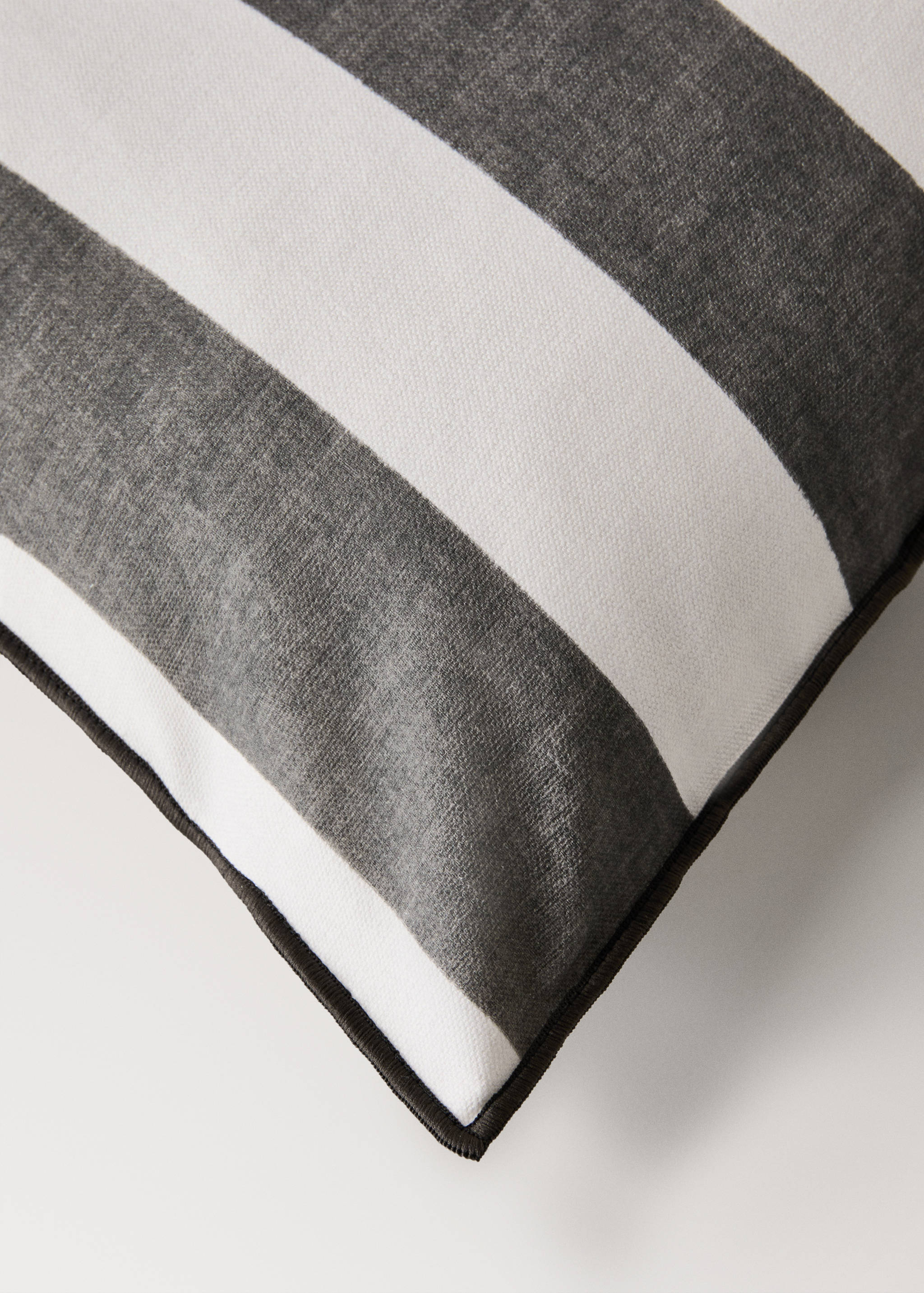 Cotton cushion cover with thick stripes and overlock stitching 40x60 cm - Details of the article 1