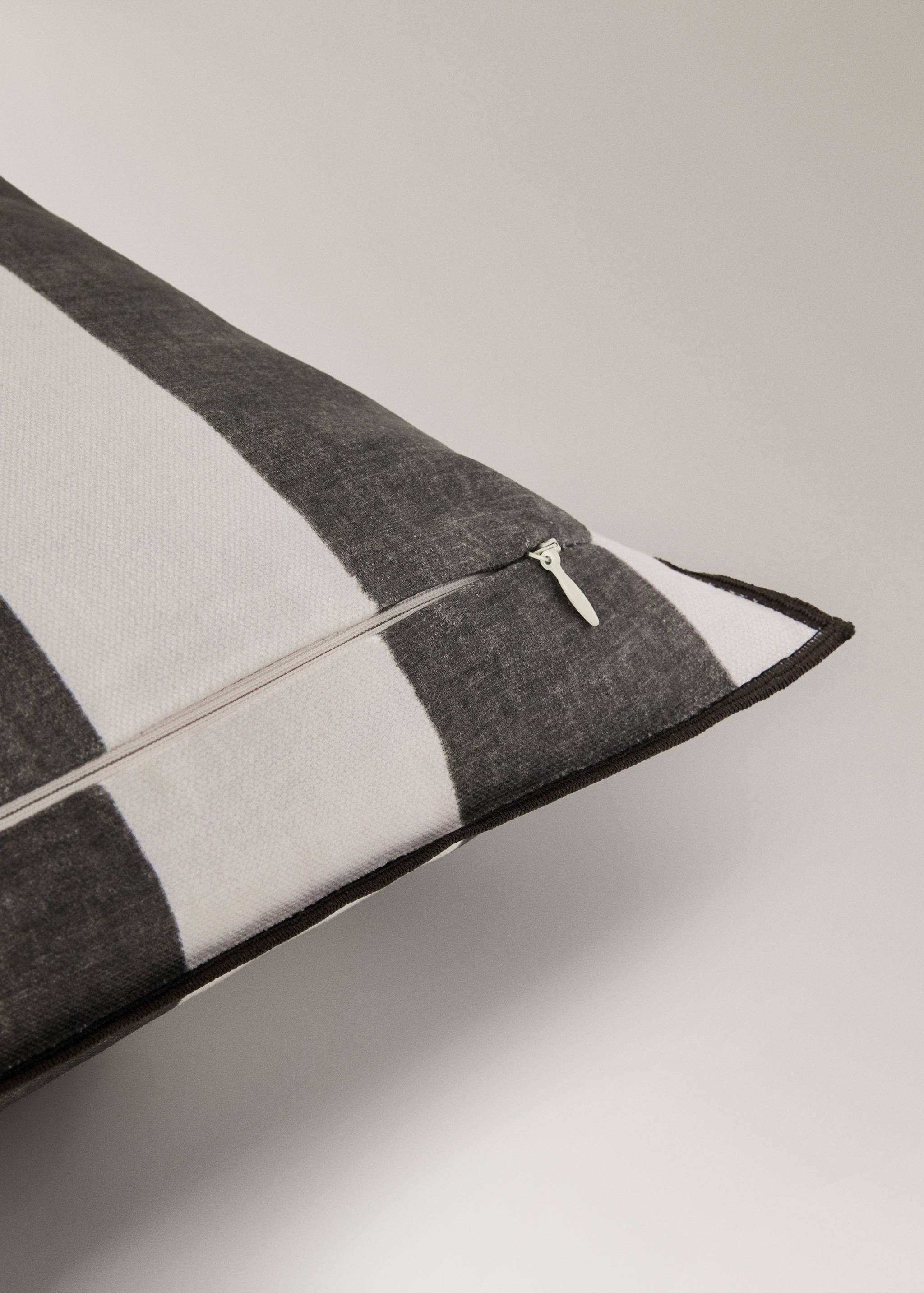Cotton cushion cover with thick stripes and overlock stitching 40x60 cm - Details of the article 2